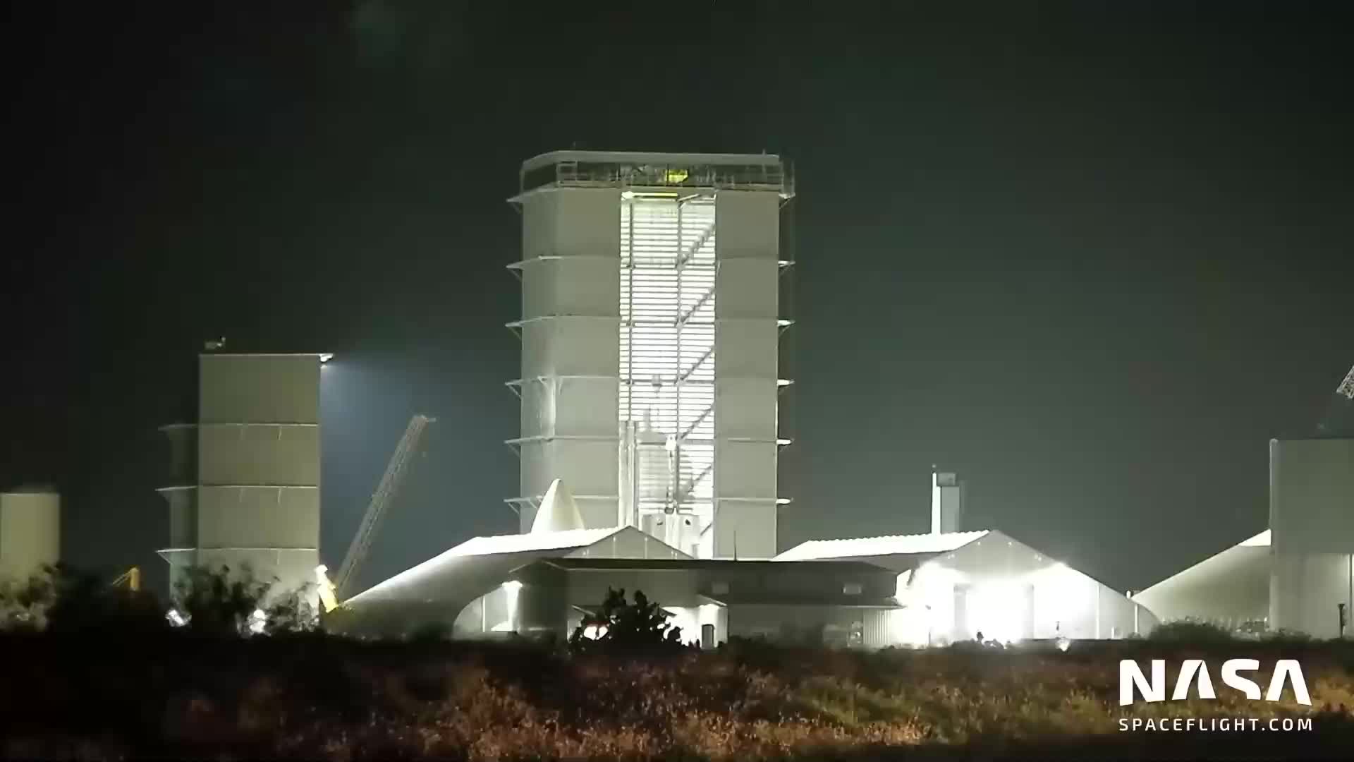【中文浓缩】新的猛禽真空引擎现身SpaceX星城厂区，大风损坏了一个钢圈分段