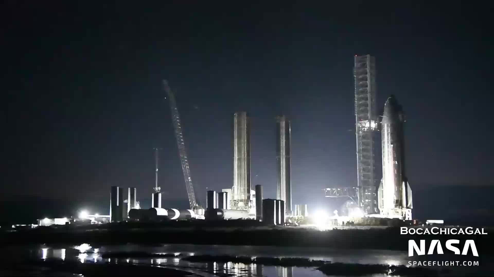 【中文浓缩】工人在SpaceX星舰助推器4的快速断开接点附近施工。