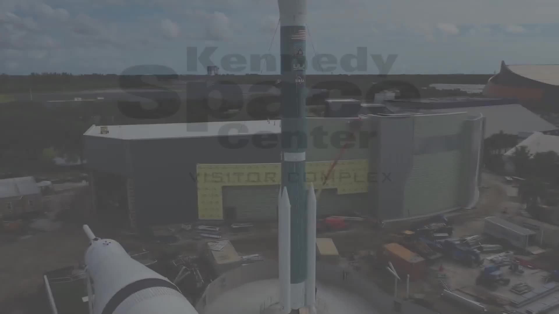 SpaceX猎鹰助推器运抵肯尼迪航天中心参观园区