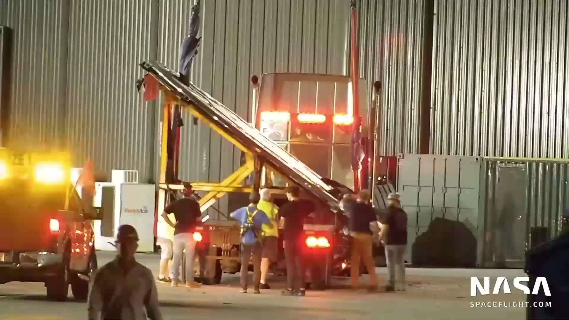 【中文浓缩】SpaceX星舰回收臂升降机开始起吊1