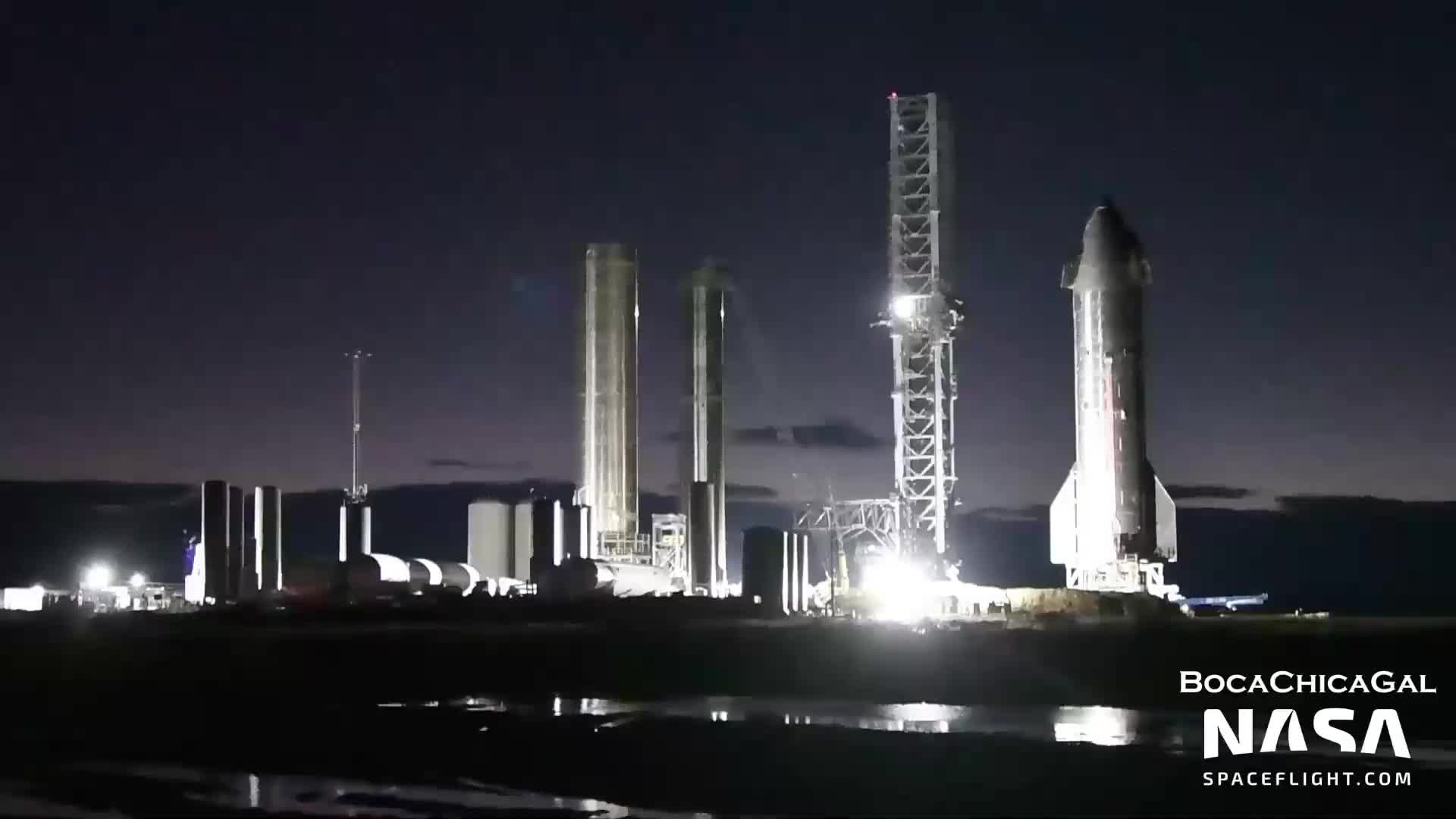 【中文浓缩】SpaceX星城节后恢复运作，吊机再次与助推器4连接1