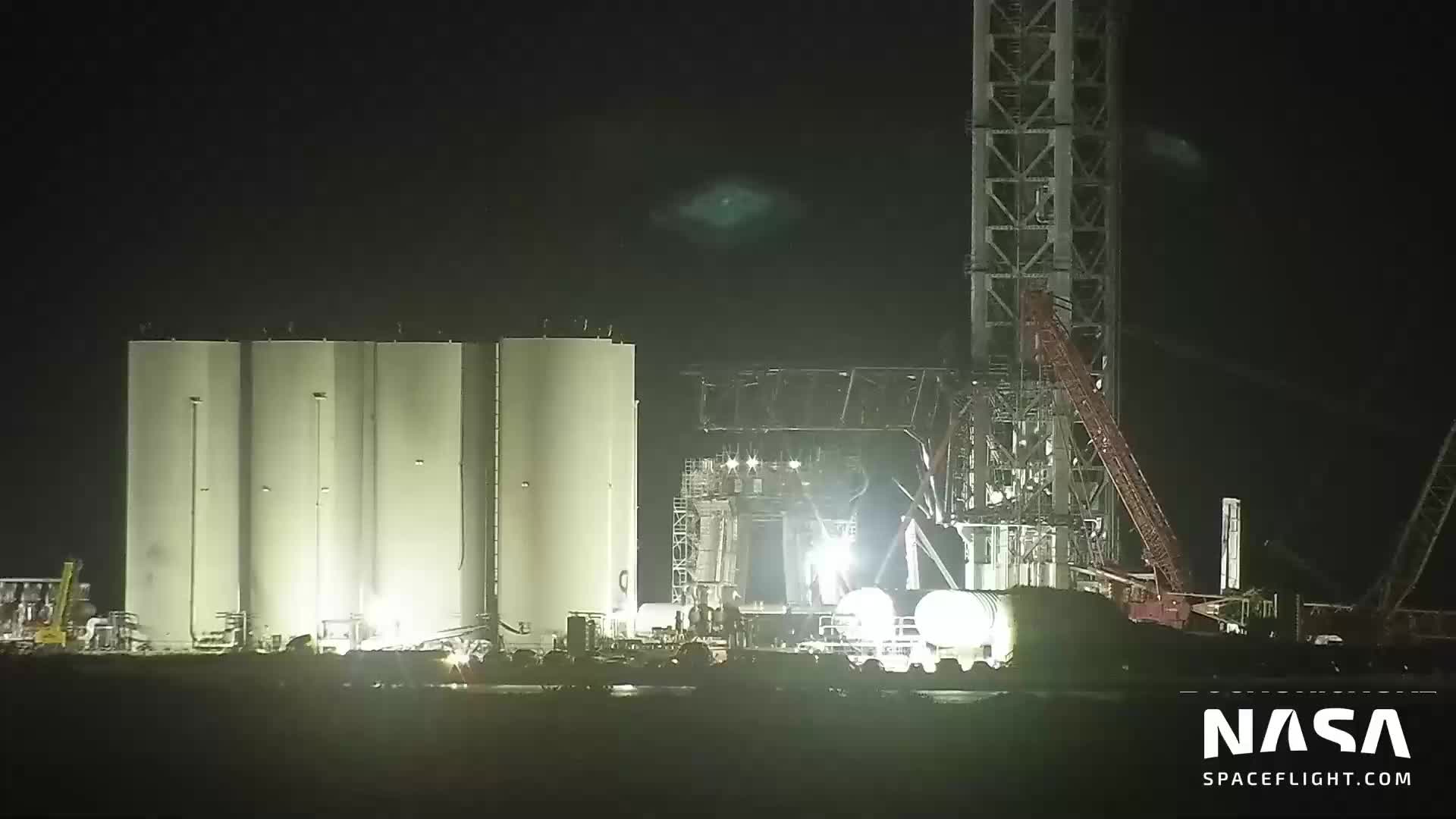 【中文浓缩】SpaceX星舰发射场“筷子”首次移动，星舰20继续安装猛禽真空引擎