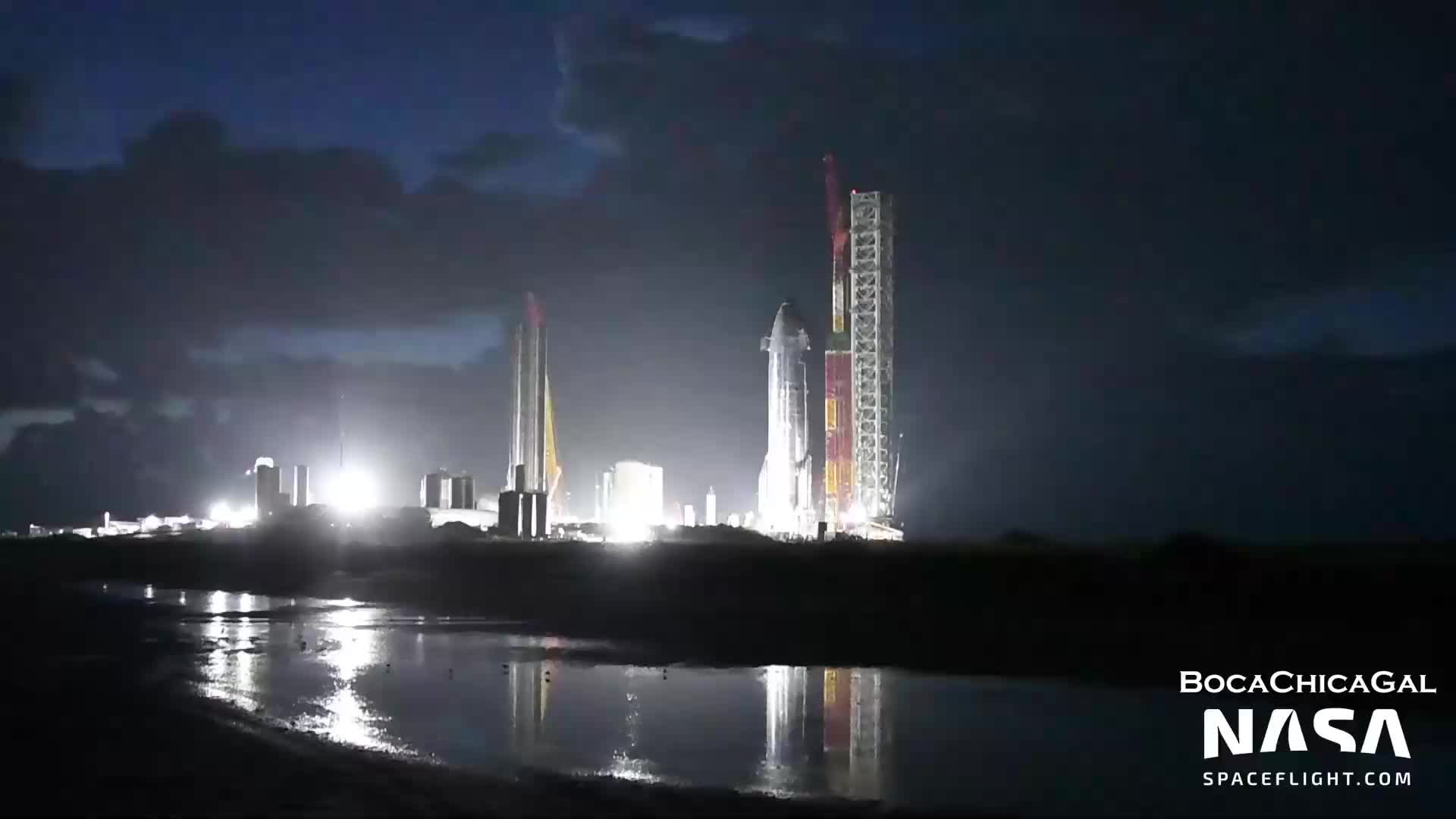 【中文浓缩】SpaceX星舰发射场开始准备吊装快速连接臂，教练机低空掠过星城