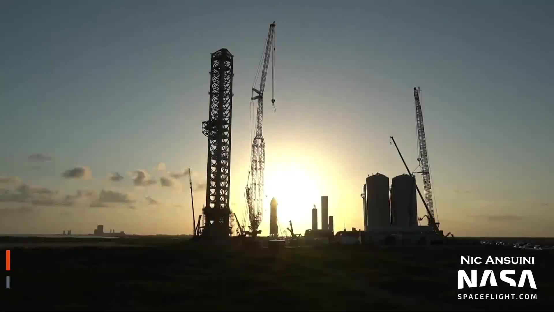 【中文浓缩】SpaceX星舰基地，6号储罐绝热罩运出至发射场