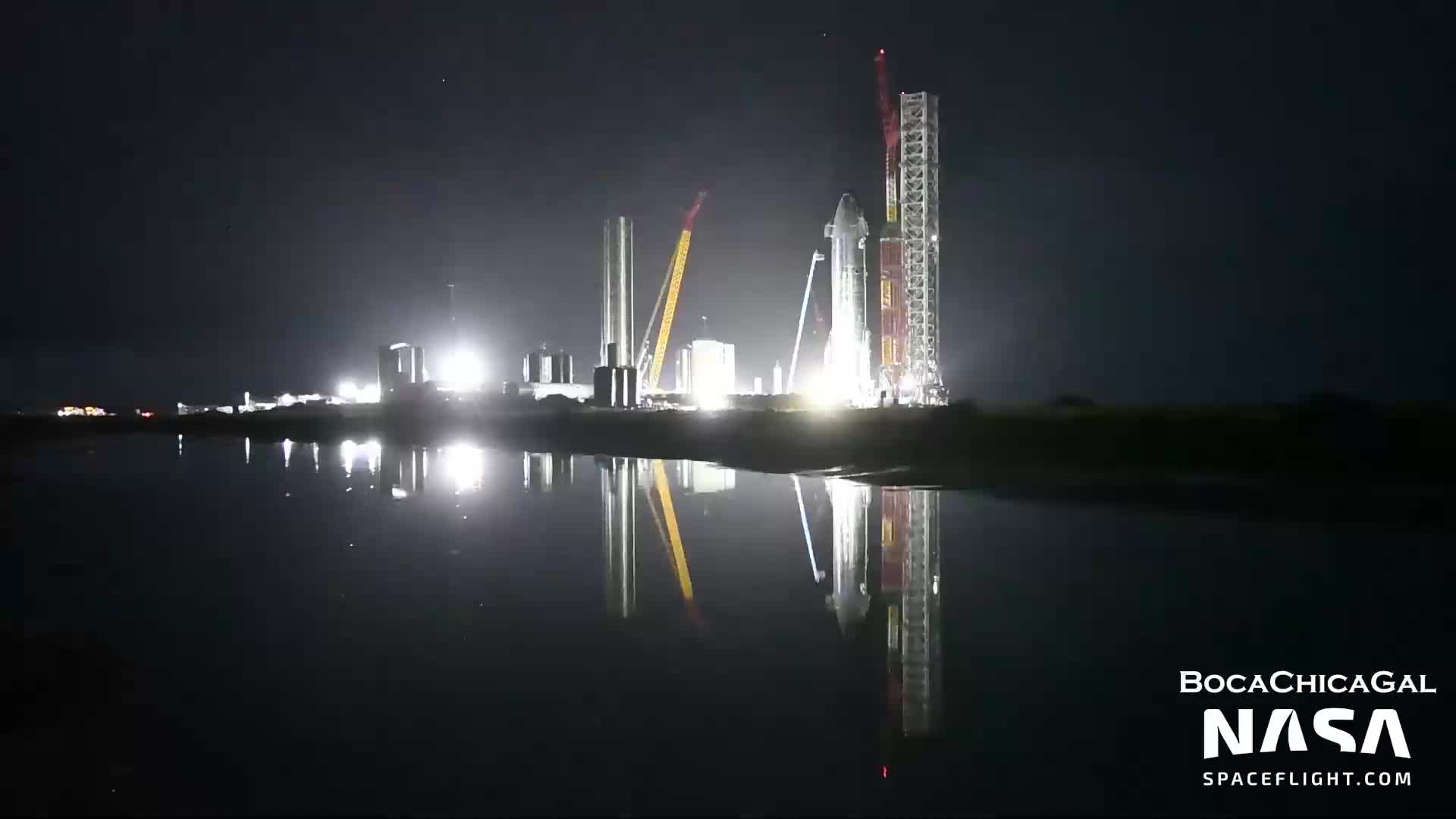 【中文浓缩】SpaceX星舰发射台上，助推器的推进剂加注装置现身
