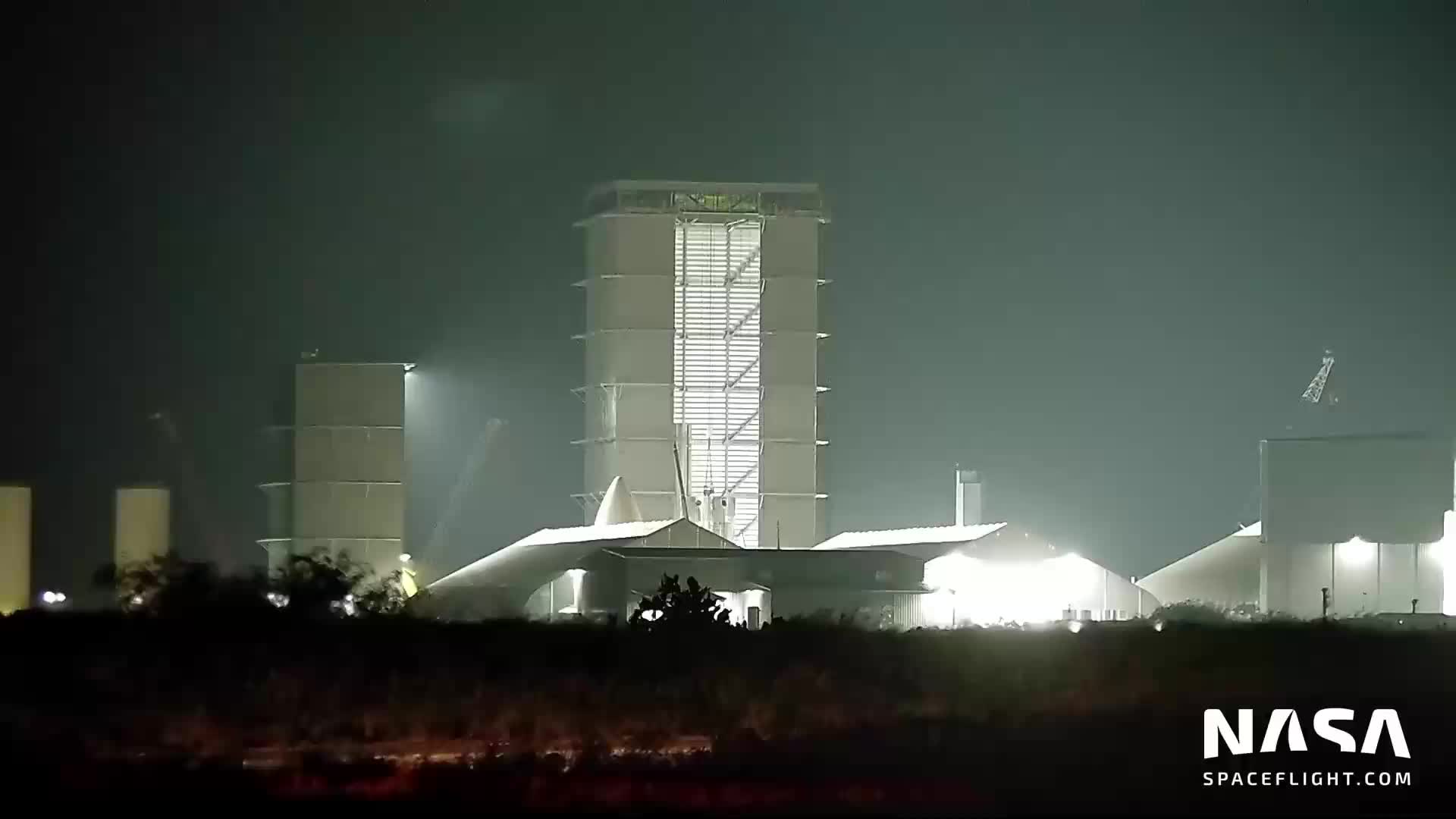 【中文浓缩】SpaceX星舰回收臂插好销子完成组装，部份猛禽引擎启运回测试场