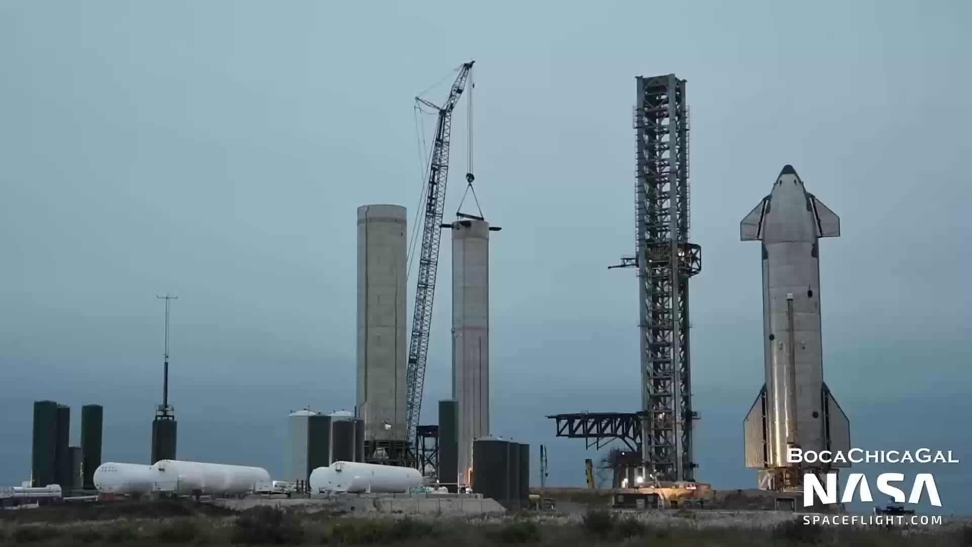 【中文浓缩】SpaceX星舰发射台安装快速断开臂罩，厂区进行特异的助推器分段堆叠