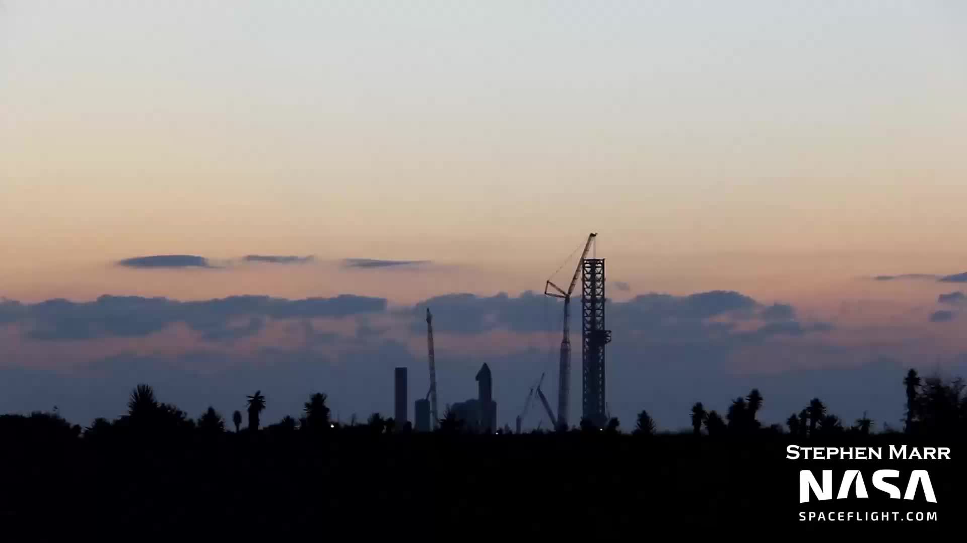 【中文浓缩】SpaceX星舰助推器4在发射台上进行测试准备