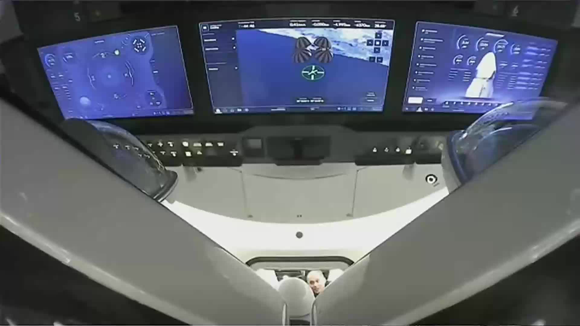 【中字】SpaceX灵感4任务圆满完成，组员出舱画面