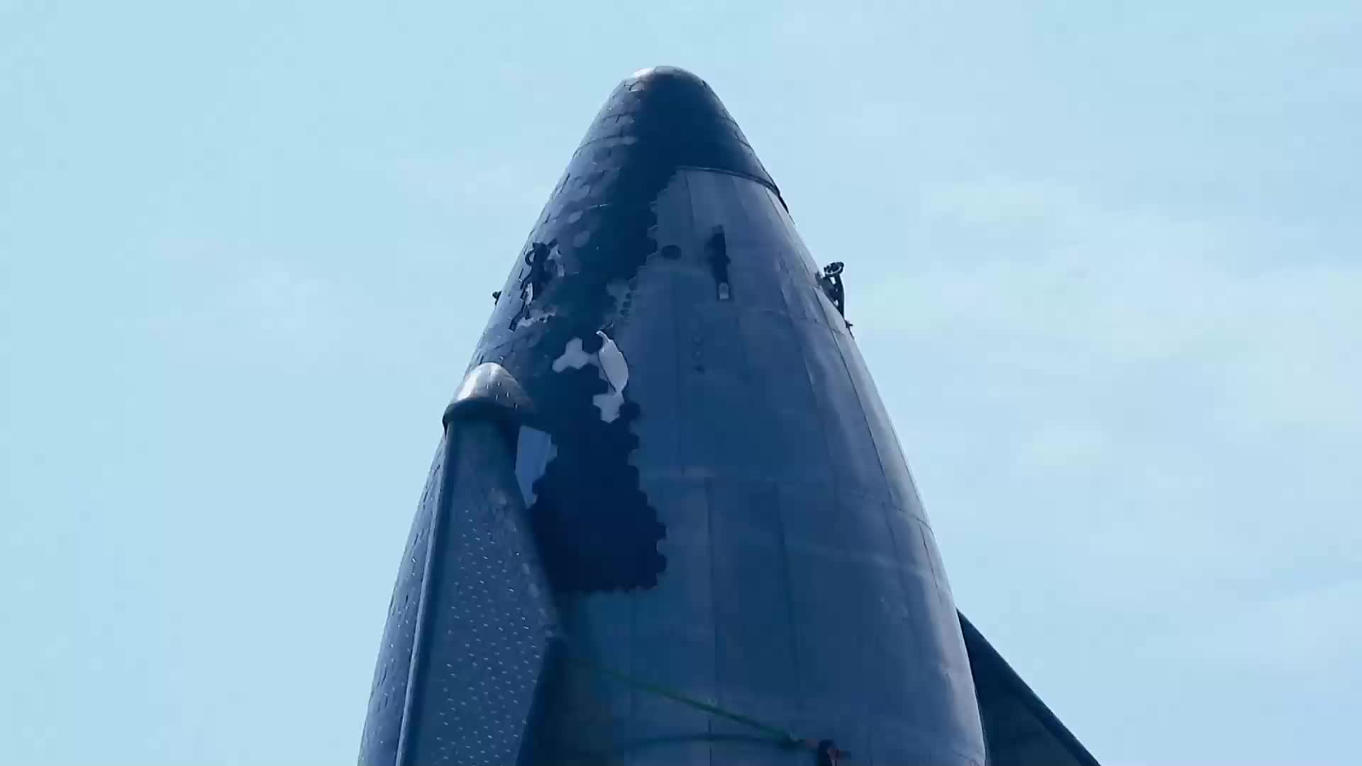 SpaceX星舰20隔热瓦损坏情况近距离拍摄