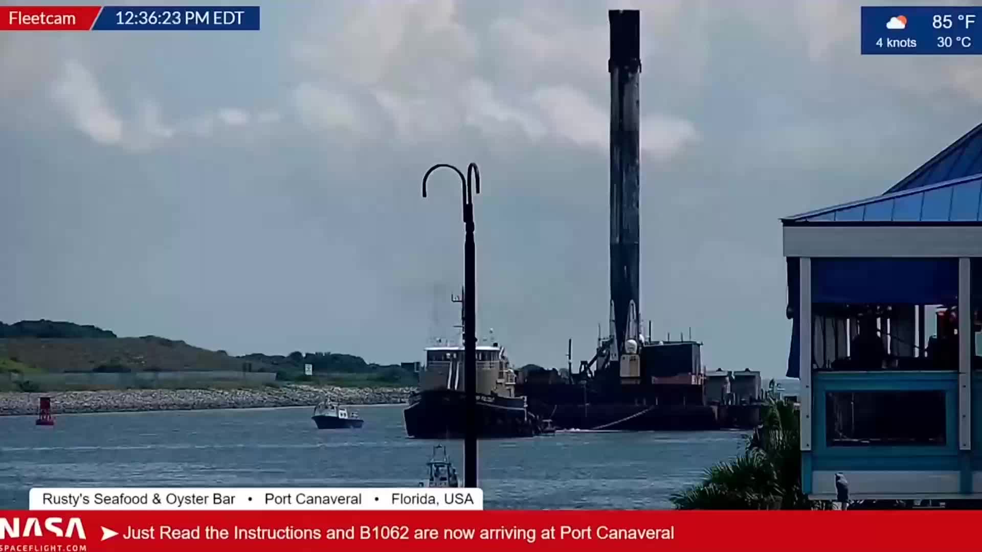 SpaceX 执行灵感4号任务的猎鹰9助推器B1062返回卡纳维拉尔港