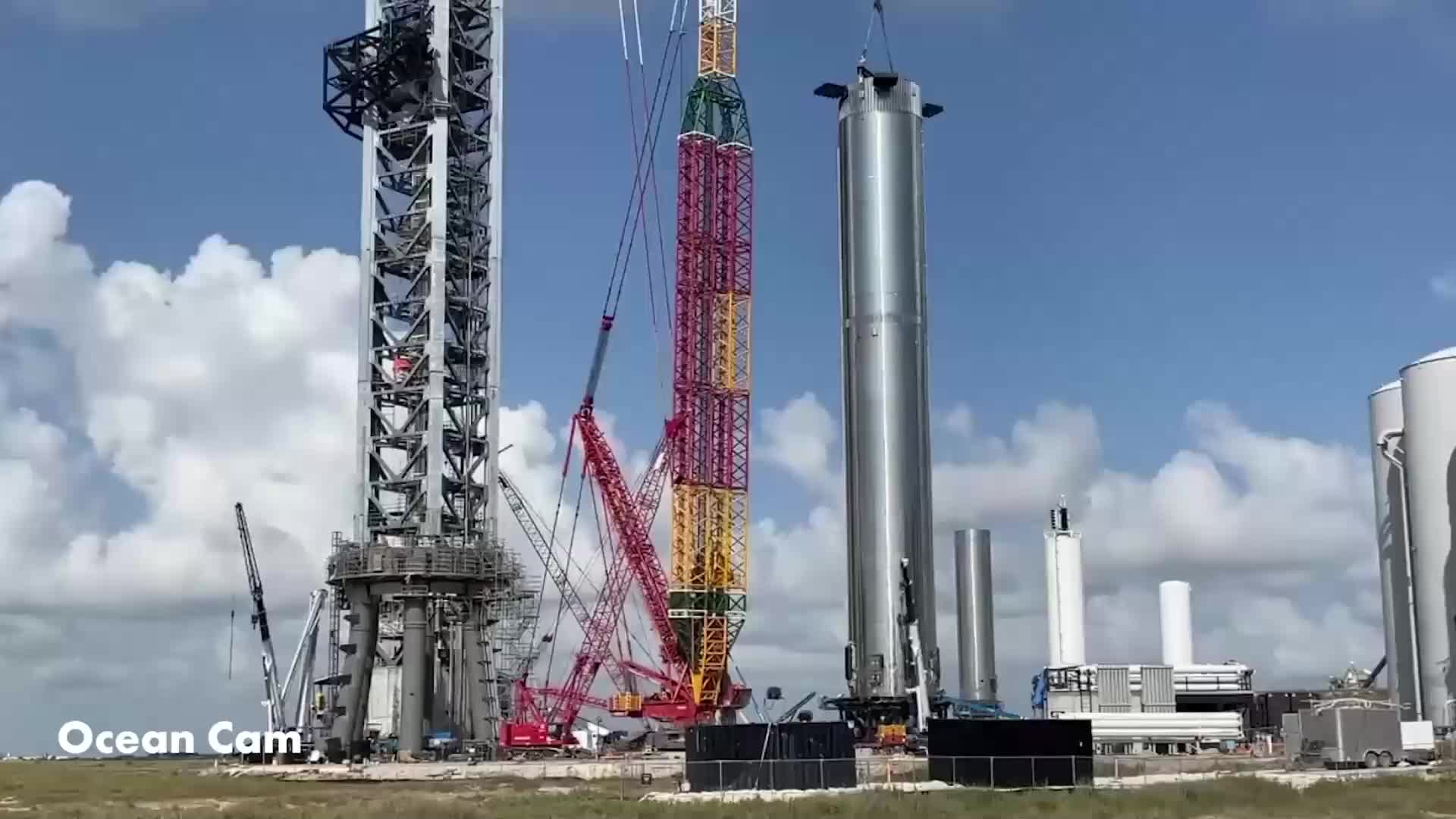 SpaceX星舰助推器4再上发射台，推进剂加注口首次亮相