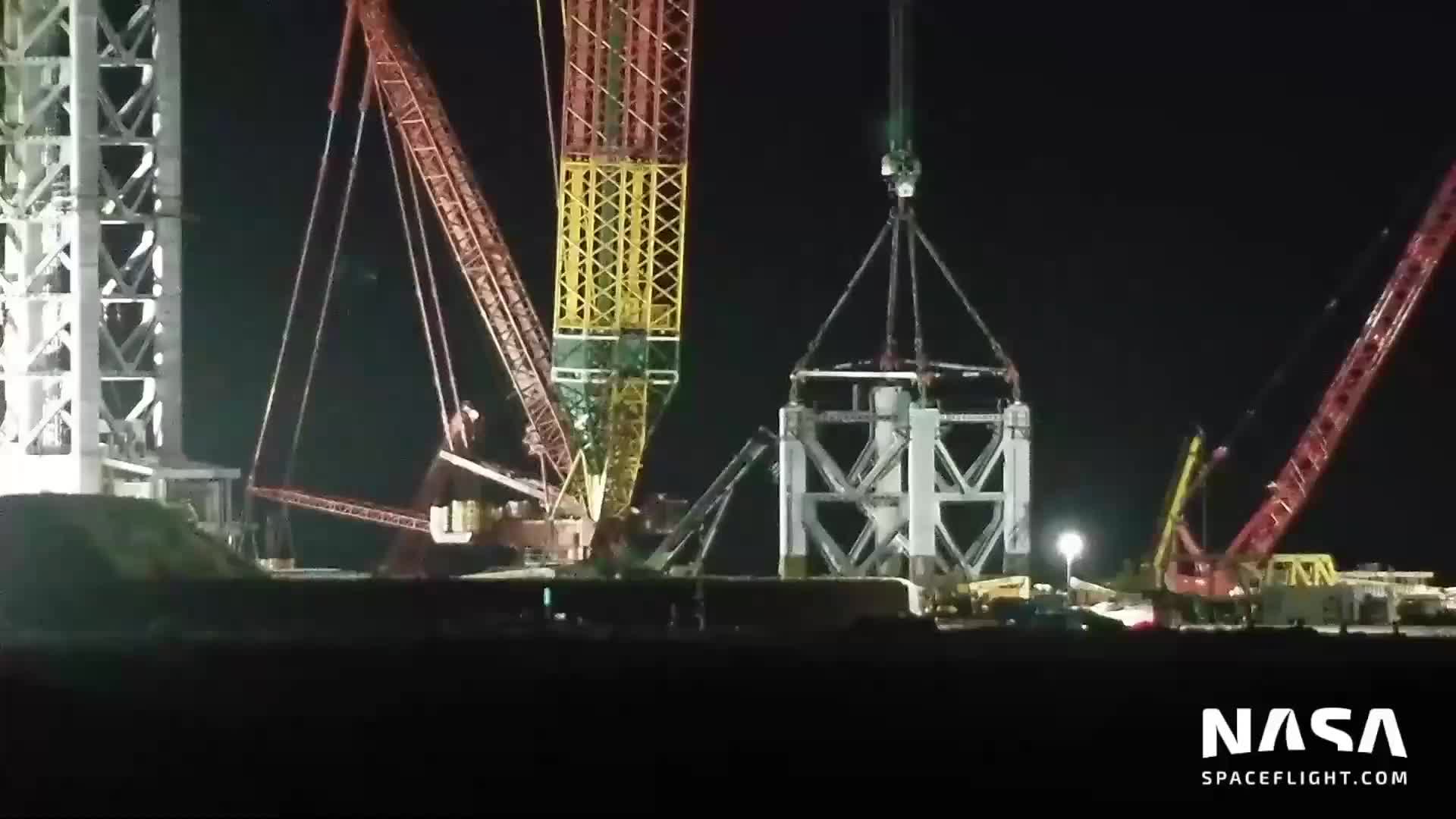 【中文】SpaceX星舰轨道发射架第八段吊装（多个角度）1