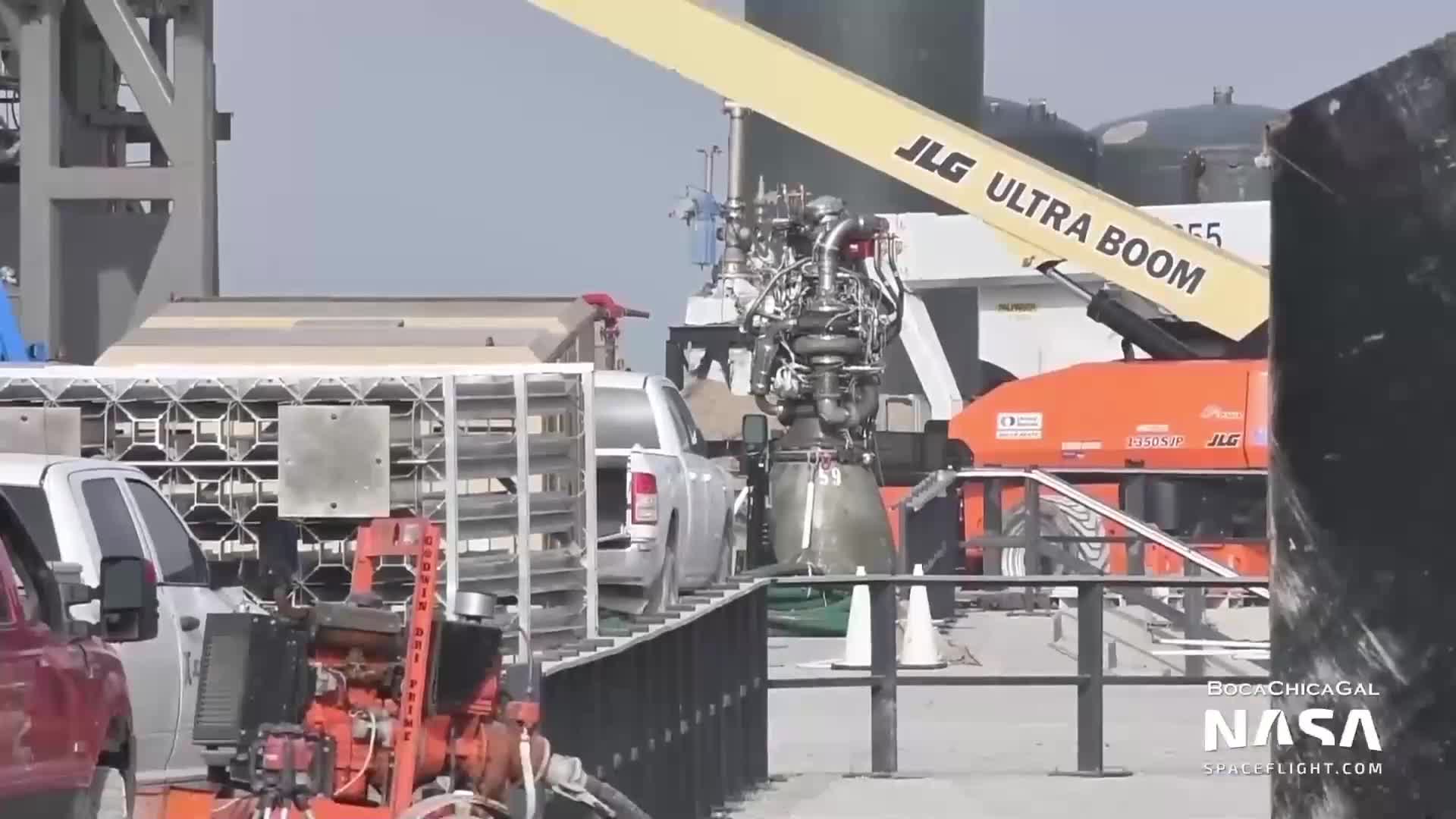 【中文浓缩】SpaceX星舰助推器3低温压力测试，大吊机竖起，运输低温容器外壳2