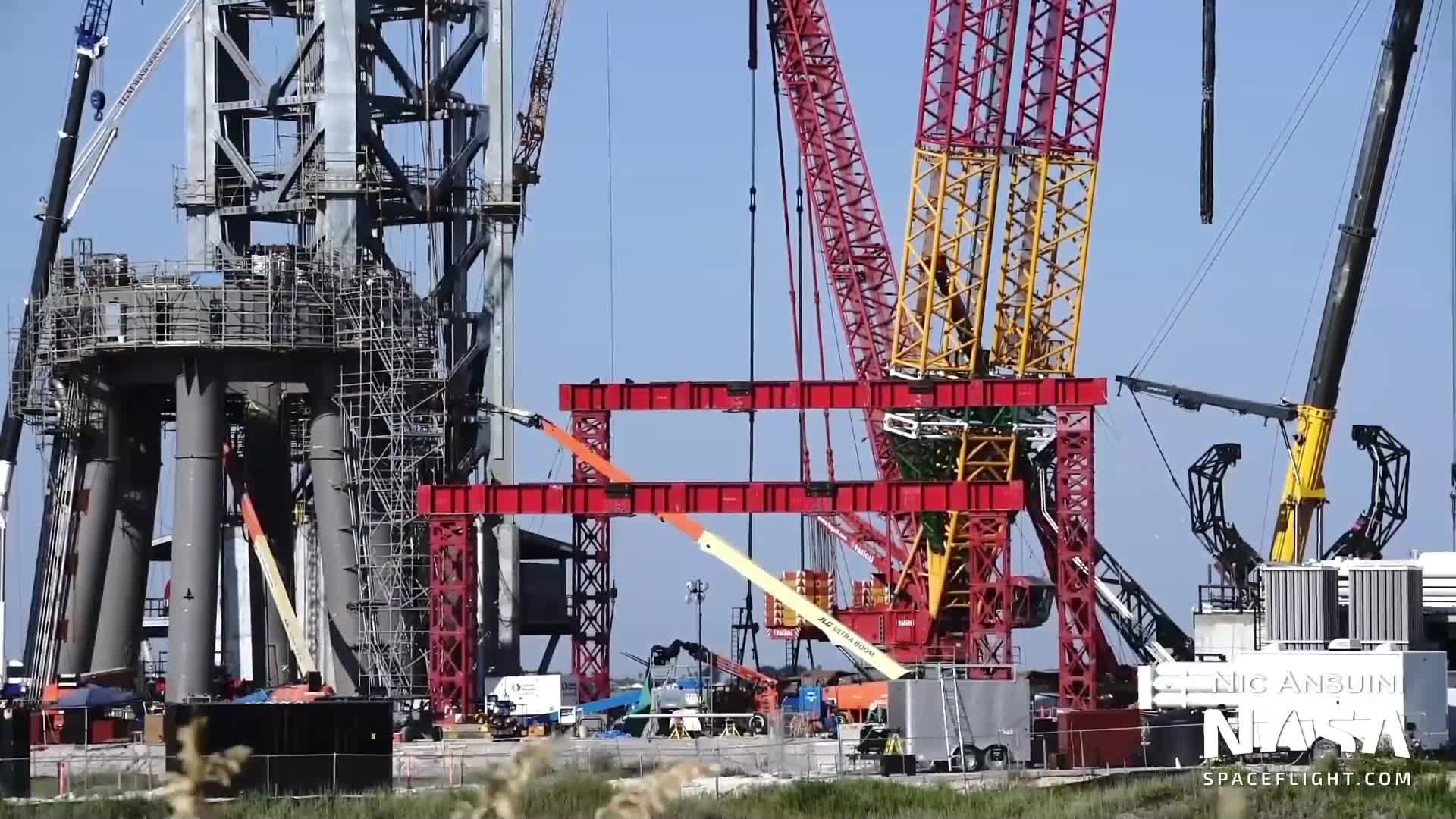 【中文浓缩】SpaceX星舰回收臂升降机开始起吊2
