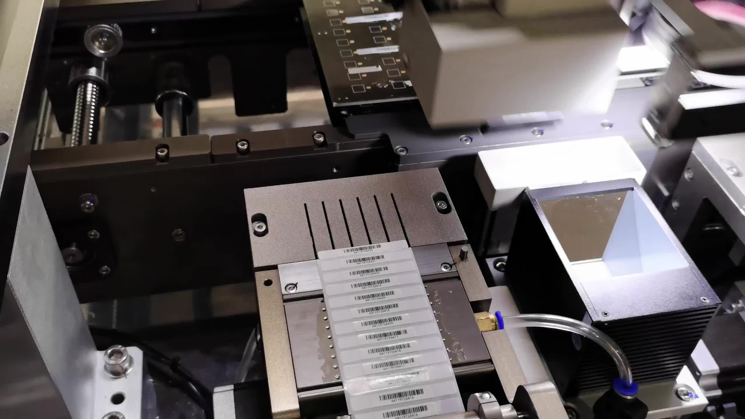 移動硬盤怎樣自動貼標簽輔料？#電腦硬盤自動貼標簽設備 #固態硬盤貼標簽設備 