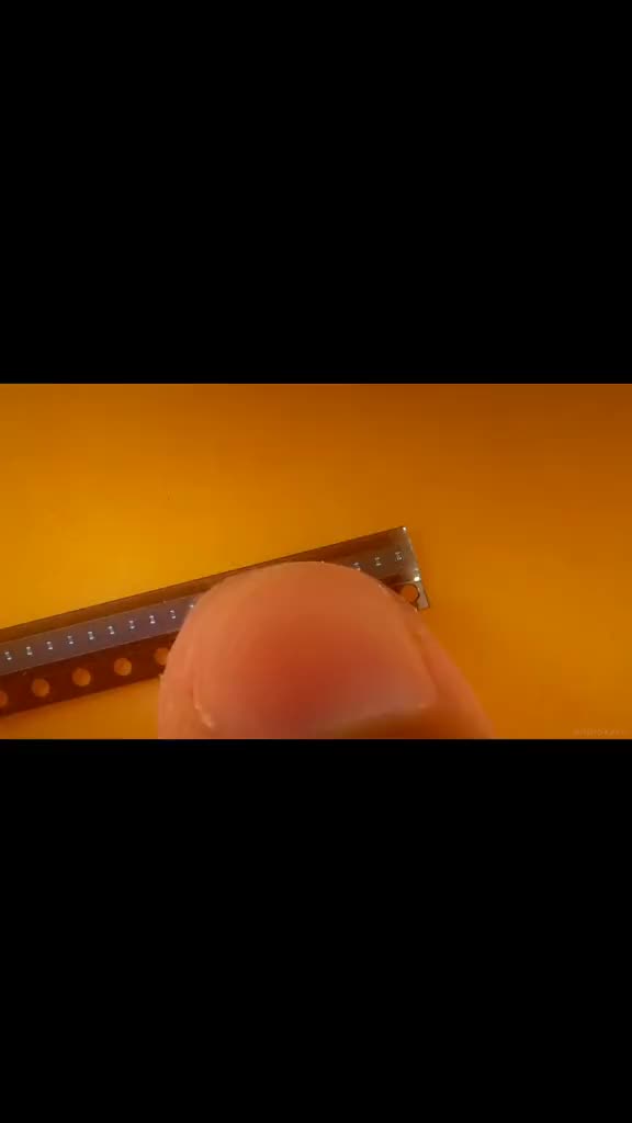 209 手工贴片最小的陶瓷贴片电容，听说电子工程师看了手工贴片最小的陶瓷贴片电容，听说电子工程师看了都会点赞！