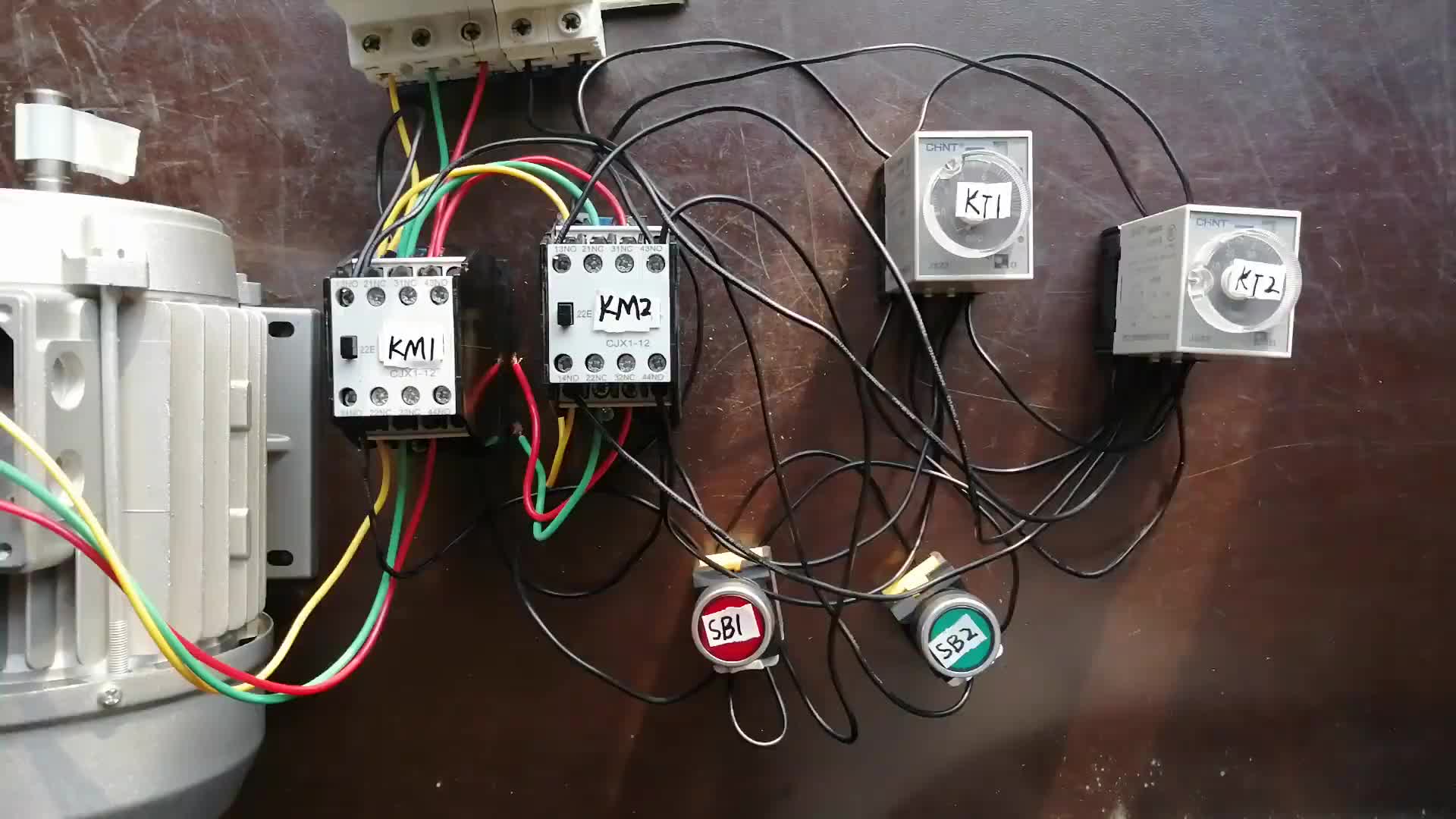 #硬聲創(chuàng)作季  兩臺電機(jī)順序啟動順序停止電路簡單？其實(shí)不然，電工初學(xué)者看看