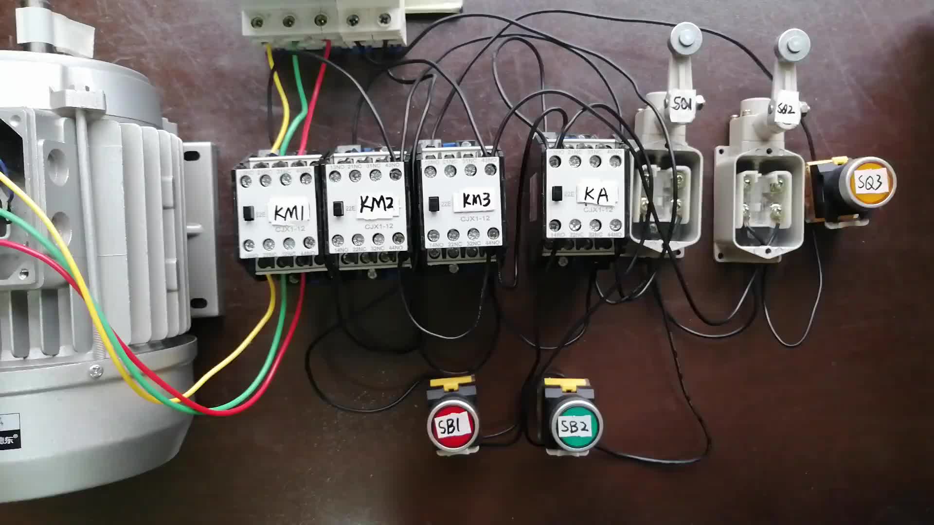 #硬聲創(chuàng)作季  三條皮帶輸送貨物電路，看上去功能挺復(fù)雜，電路卻很簡單