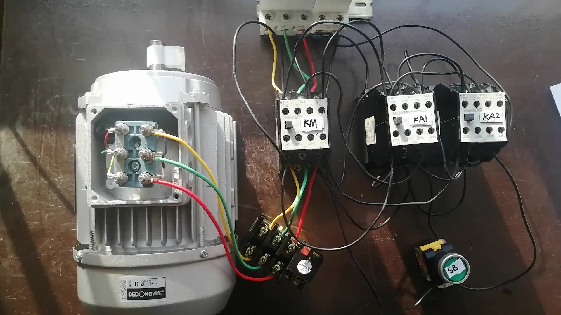 #硬聲創(chuàng)作季  一個按鈕控制電機(jī)啟動停止電路，有人說這兩個自鎖可以拆掉，實(shí)物驗證一下能不能