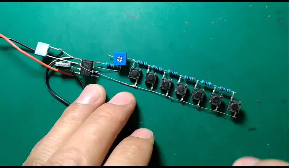 #硬聲創(chuàng)作季  #電子DIY 被電子元件耽誤的音樂(lè)家，猜猜我彈奏的什么曲兒？