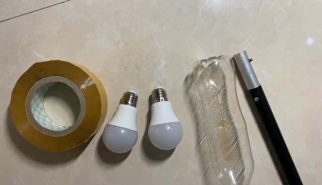 這才是真正的燈泡電工，專業(yè)換燈泡，從來(lái)不用爬高，也不用搬梯子