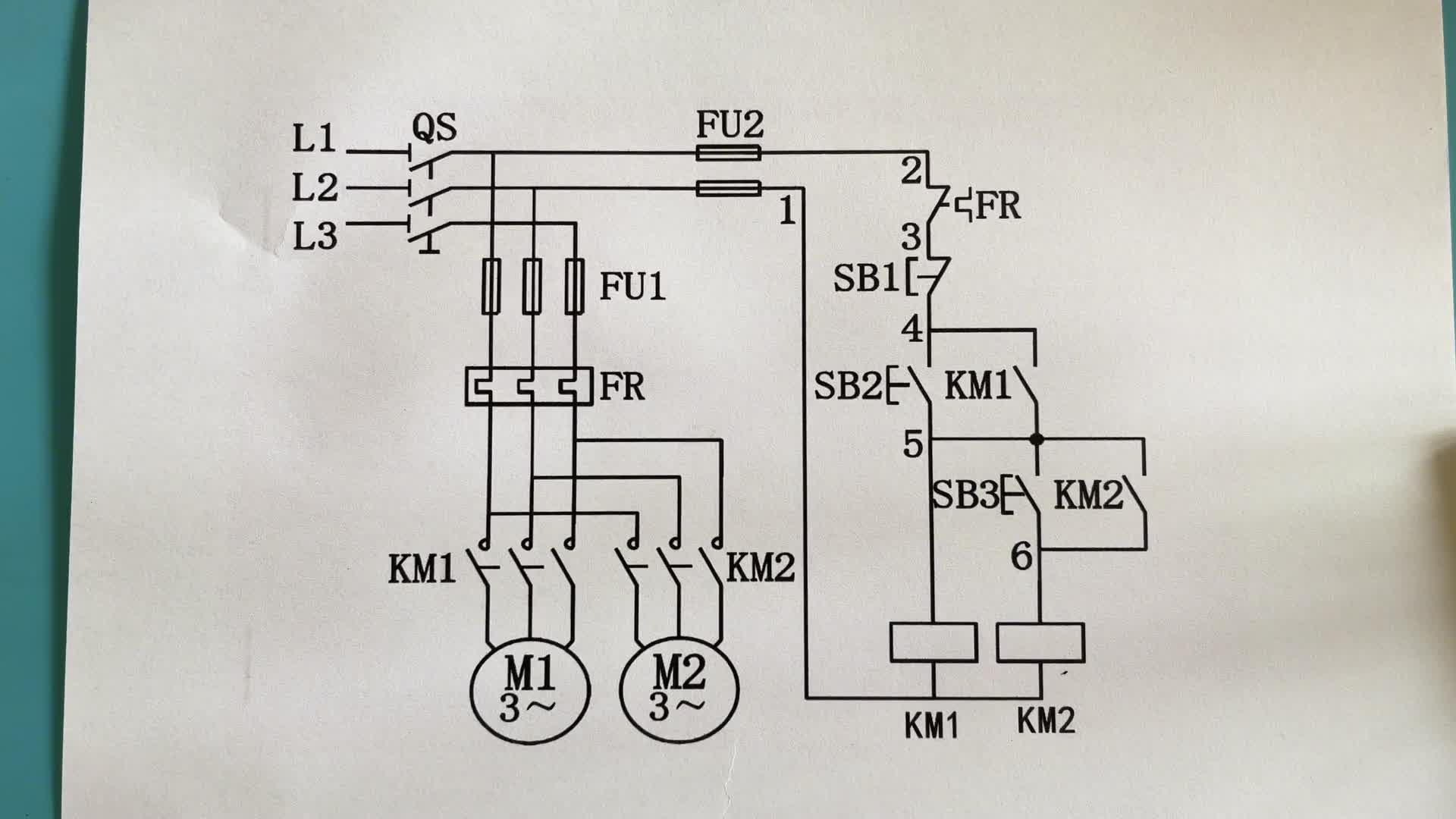 怎么用2个接触器控制2台电机顺序启动？电路图分析，简单易懂