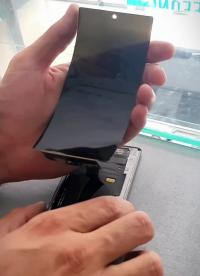柔性直屏也是夠狠的，厚度薄到0.03毫米，也許你正在使用中#數碼產品#手機#手機屏幕 