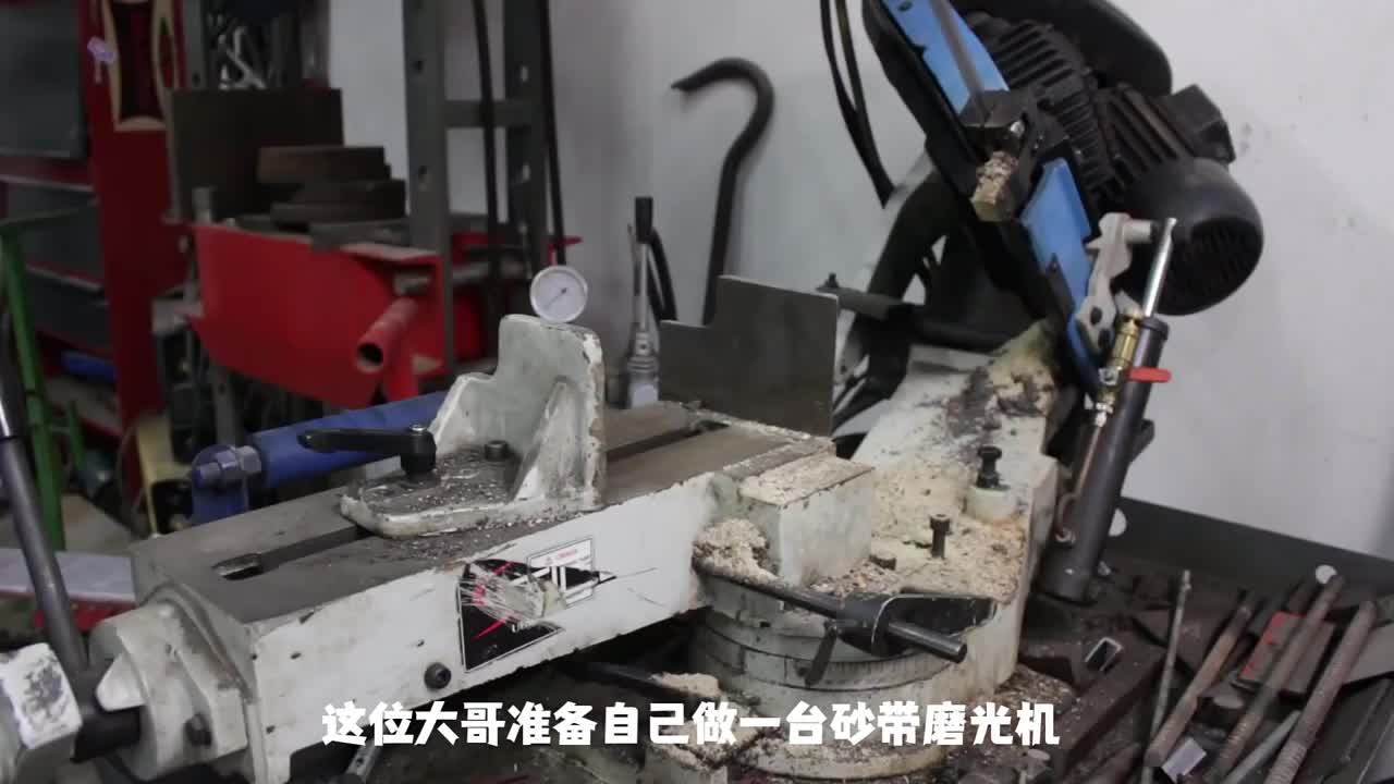 小哥自己動(dòng)手制作大型砂帶機(jī)，周長(zhǎng)兩米的砂帶用起來(lái)就是舒服?#DIY??#硬聲創(chuàng)作季 
