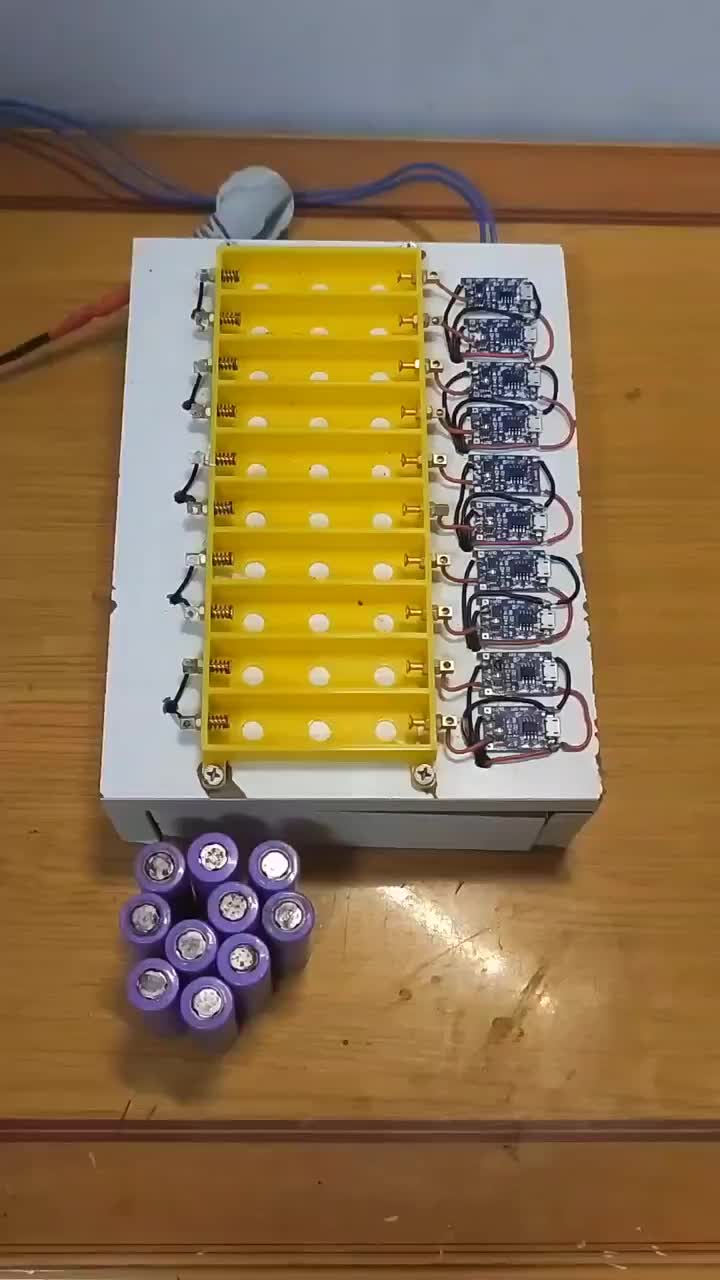 家里鋰電池太多沒有充電器可以照這樣做一個簡單好用#電子愛好者#手工DIY #硬聲創(chuàng)作季 