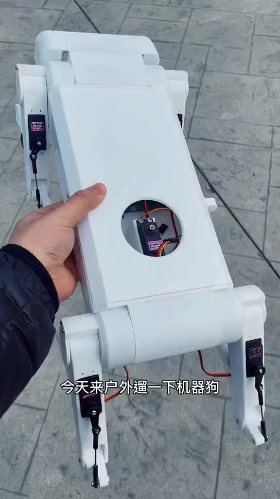 #硬聲創作季  小知識：現在好多快遞都不送我們這里，所以防滑腳墊就沒能安排上。下一步就開始整炮塔和上色吧。
