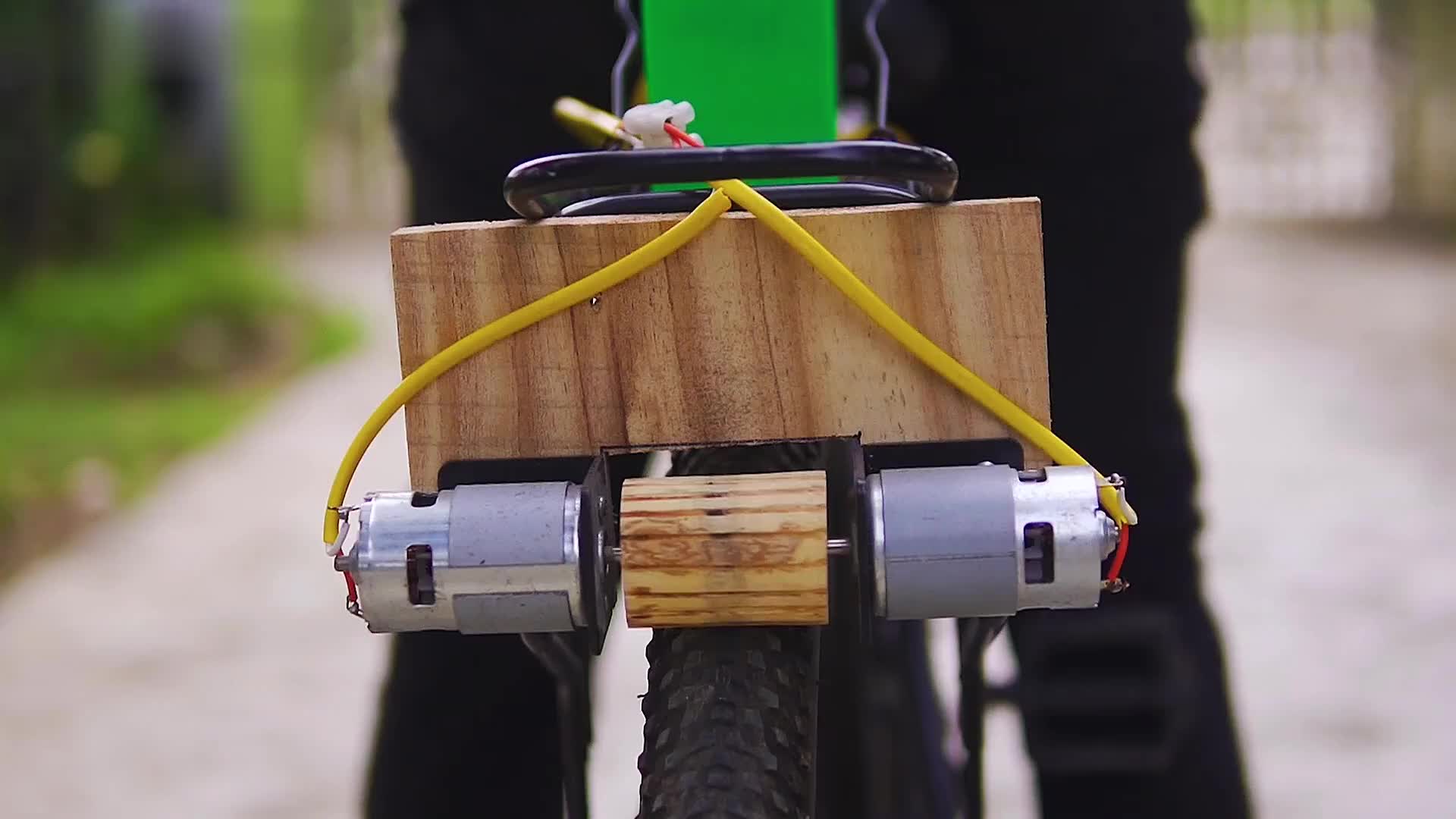 #硬聲創(chuàng)作季  制作2個(gè)電機(jī)制作模擬自行車