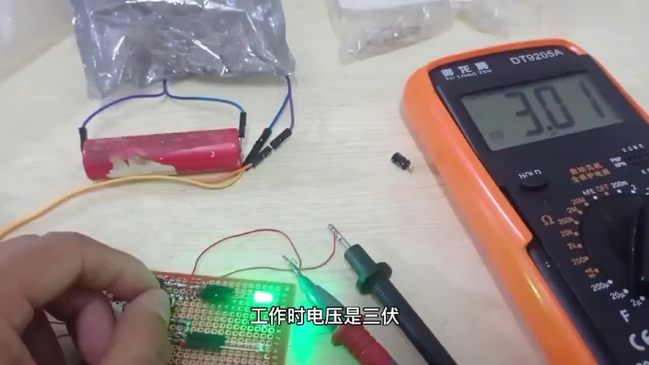 #硬聲創作季  萬用表測LED壓降的兩個電路實驗，一個用電池一個用發電機