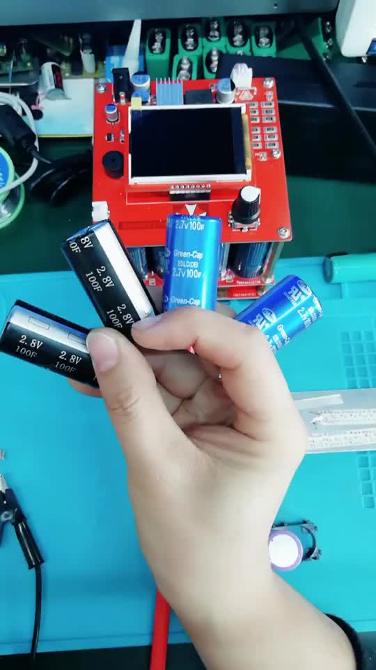 16個100F組成2串8并電容組，點焊效果非常好。一個100F的電容放電電流不夠，也要配合脈沖#硬聲創(chuàng)作季 