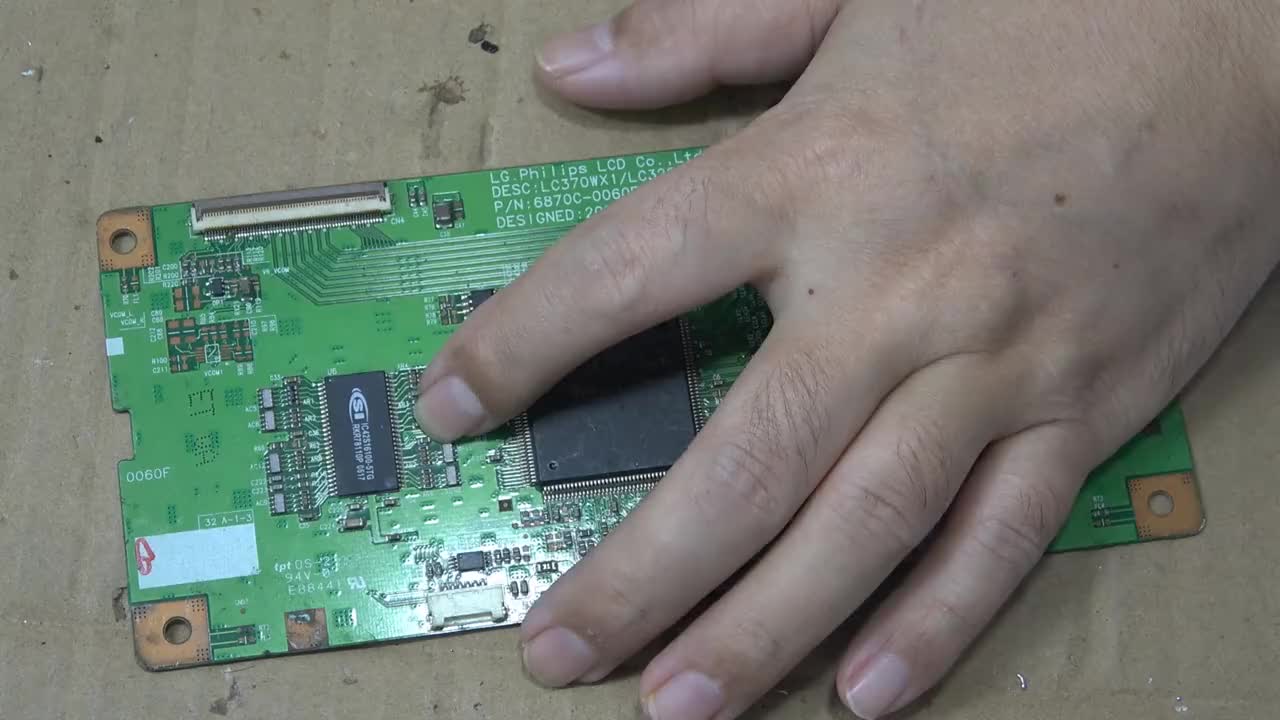 随手演示不适合拆芯片的小马蹄硬拆芯片演示 #电路板维修 #芯片级维修 #笔记本维修 #液晶电视#硬声创作季 