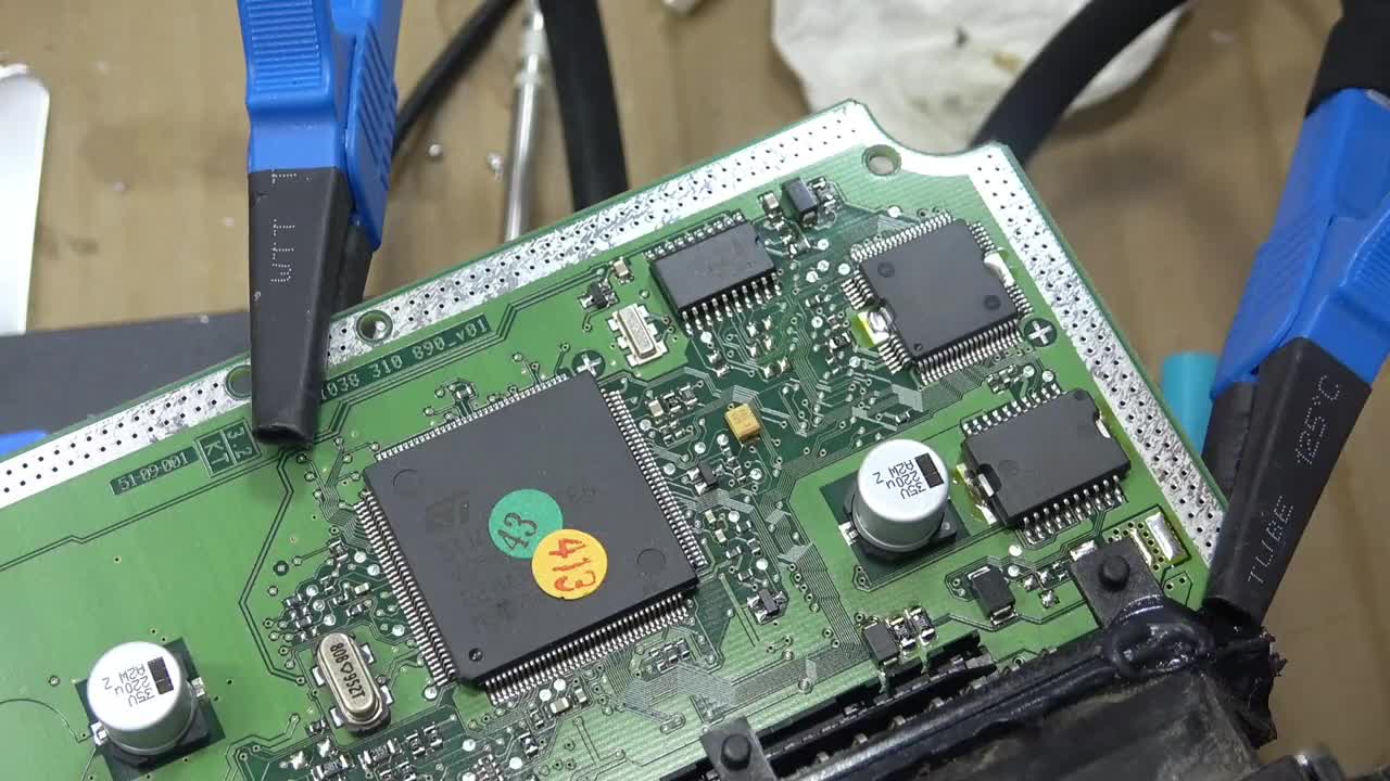 #硬聲創(chuàng)作季  焊臺(tái)大大刀拆汽車電器維修電路板底部有焊錫雙列芯片