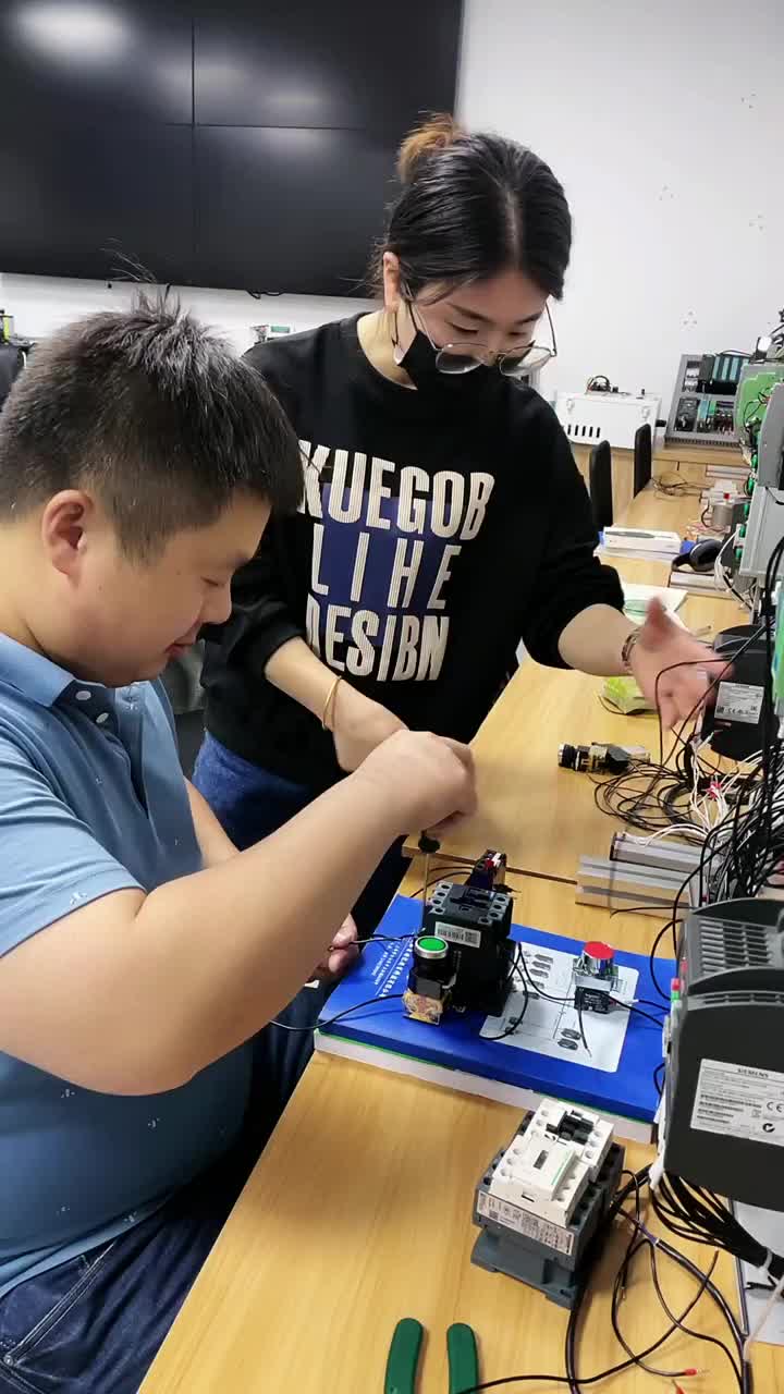 助教老師輔導新學員學習繼電器電路 #PLC #電氣工程及其自動化#硬聲創作季 