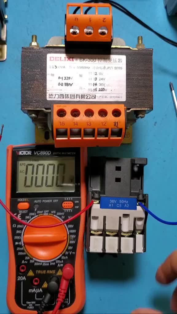 36伏50HZ交流接觸器，用變壓器給線圈供電。#電工#零基礎學電工 #抖知加油站#硬聲創(chuàng)作季 