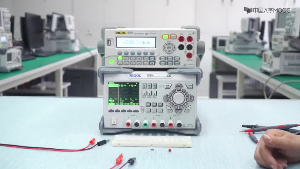 #硬聲創(chuàng)作季  電路分析與測試：14.3用萬用表來測量直流電壓（實操）