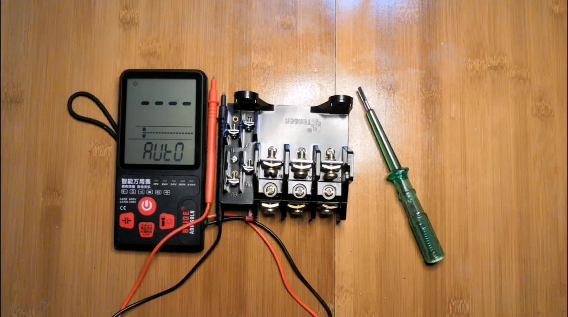 老電工也不一定知道熱繼電器內(nèi)部構(gòu)造，老趙拆開，一次給你講明白#硬聲創(chuàng)作季 