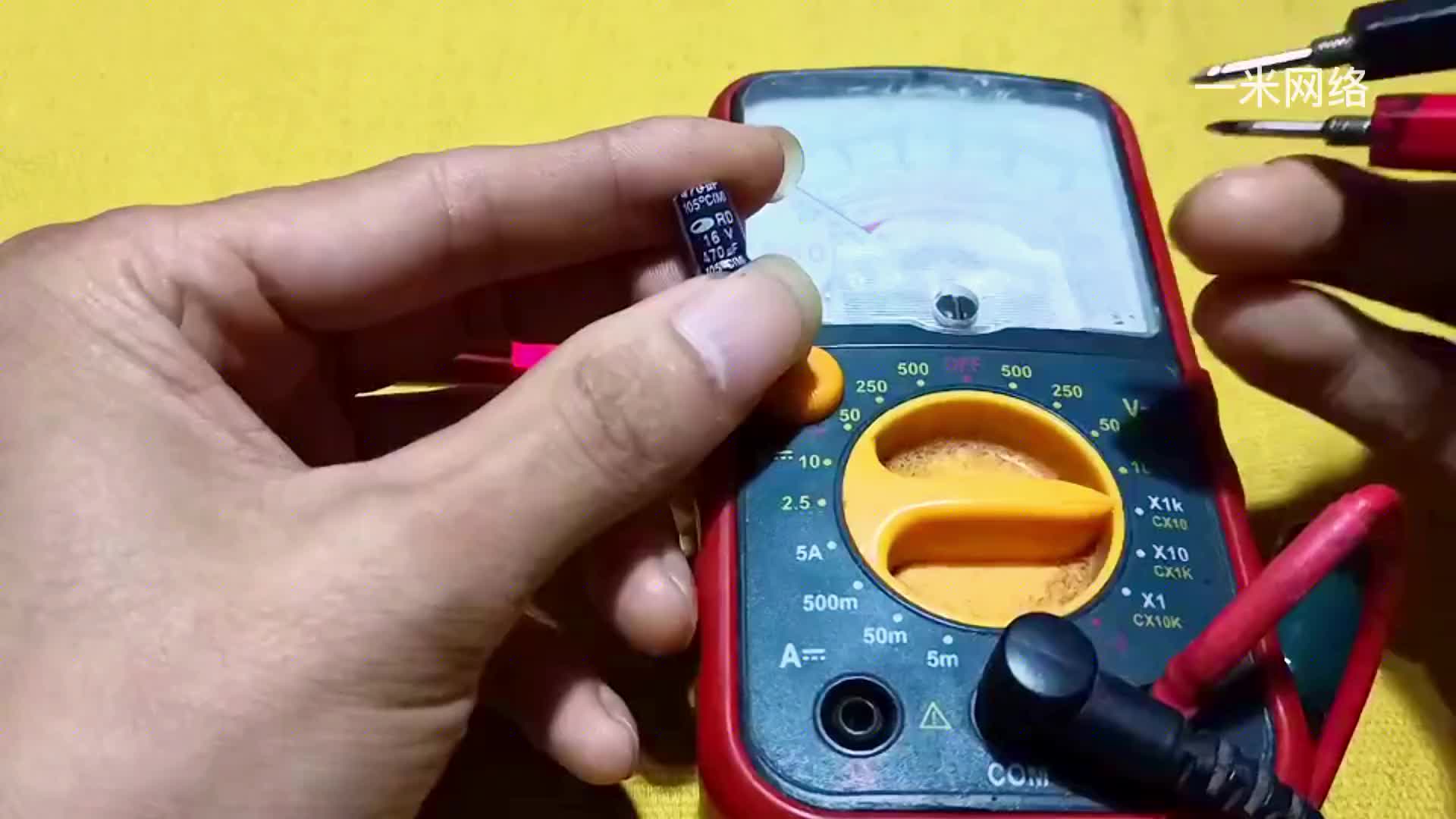教你用指針萬用表，檢測電解電容好壞，新手小白一看就能學(xué)會(huì)#硬聲創(chuàng)作季 