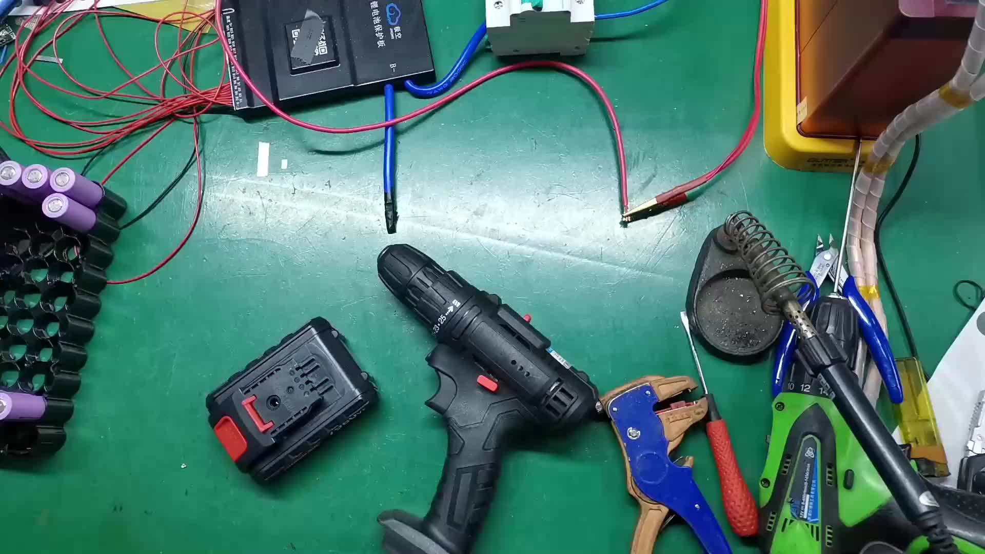 #硬聲創作季 買了個充電鉆！5節的外殼里面就裝4節電池！自己動手換一下吧 #轉自網絡侵刪！ 