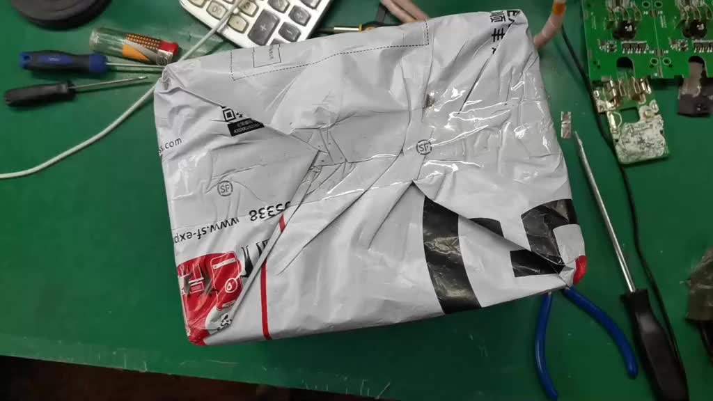 #硬聲創作季 這個開箱有意思！以為收錯快遞了呢，仔細一看里面有電池 #轉自網絡侵刪！ 