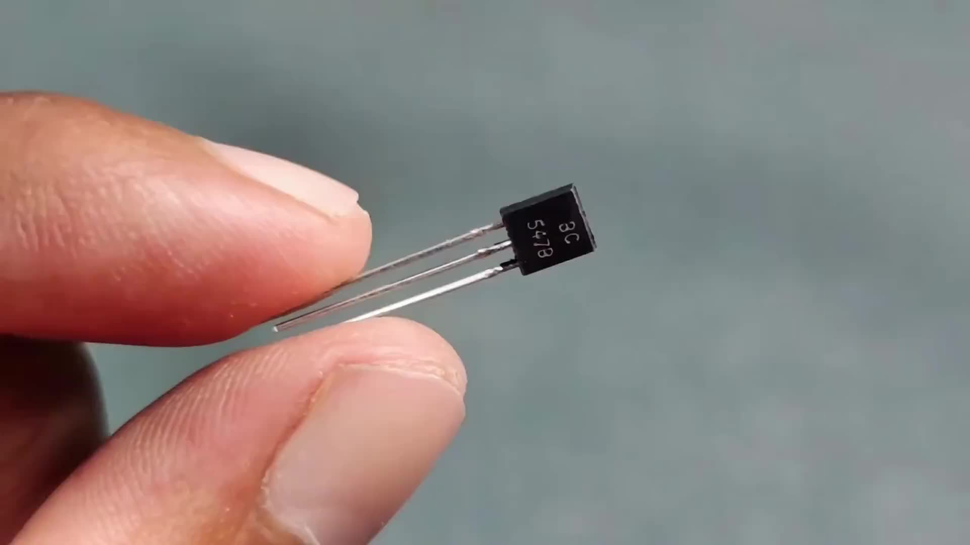 #硬聲創作季  #電子DIY 三極管和電容制作的追光燈電路