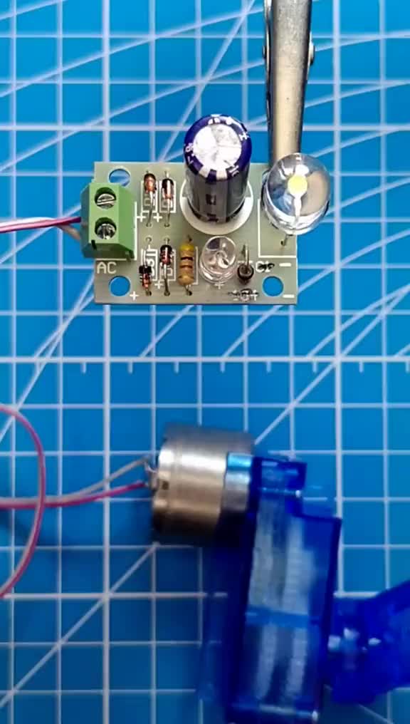 #硬聲創(chuàng)作季  #電子DIY 制作了一個小型手搖應(yīng)急燈，搖20圈亮3分鐘