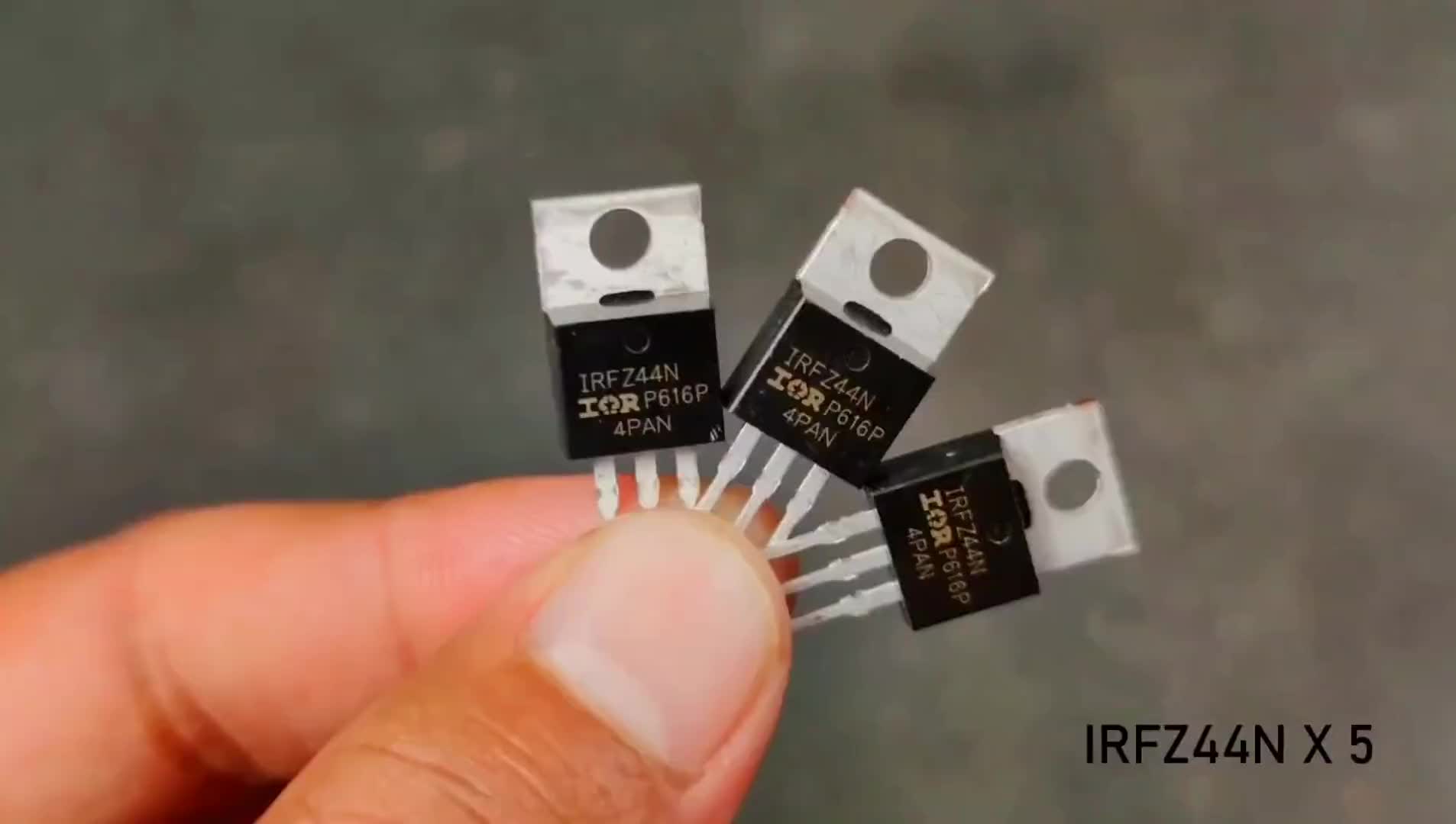 #硬聲創作季  #電子DIY 5個場效應管制作了一個循環閃爍白癡燈珠