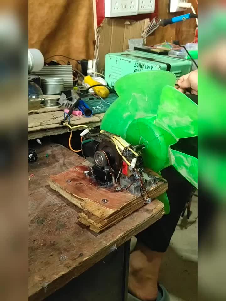 #硬聲創(chuàng)作季 今天把我那個(gè)電機(jī)裝了三頁，試一下給大家看一下它的風(fēng)力是多大呢加了一個(gè)電風(fēng)扇的扇葉看是怎么效果呢