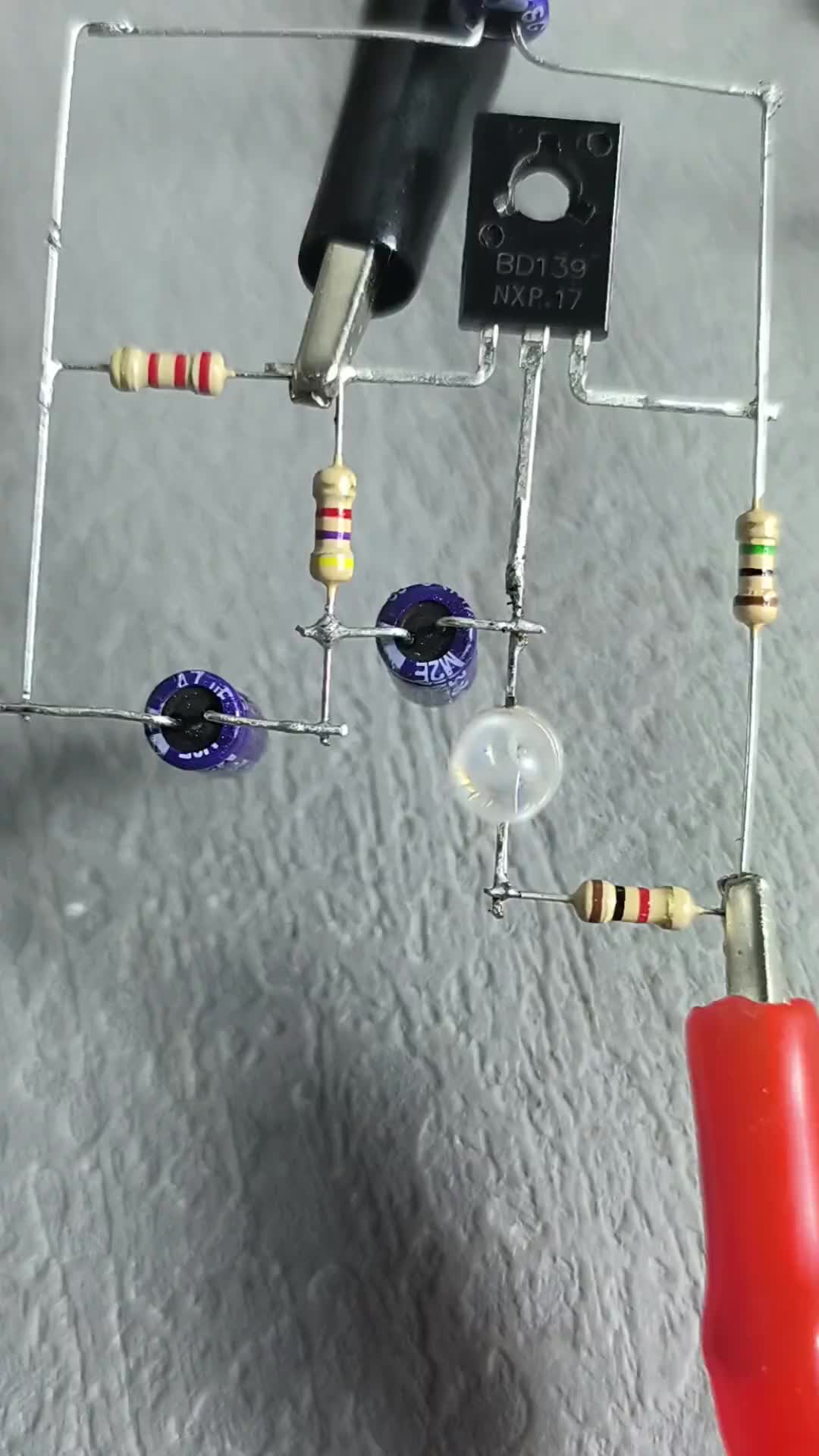 #硬聲創作季  #電子DIY  三極管電容電阻制作的呼吸燈