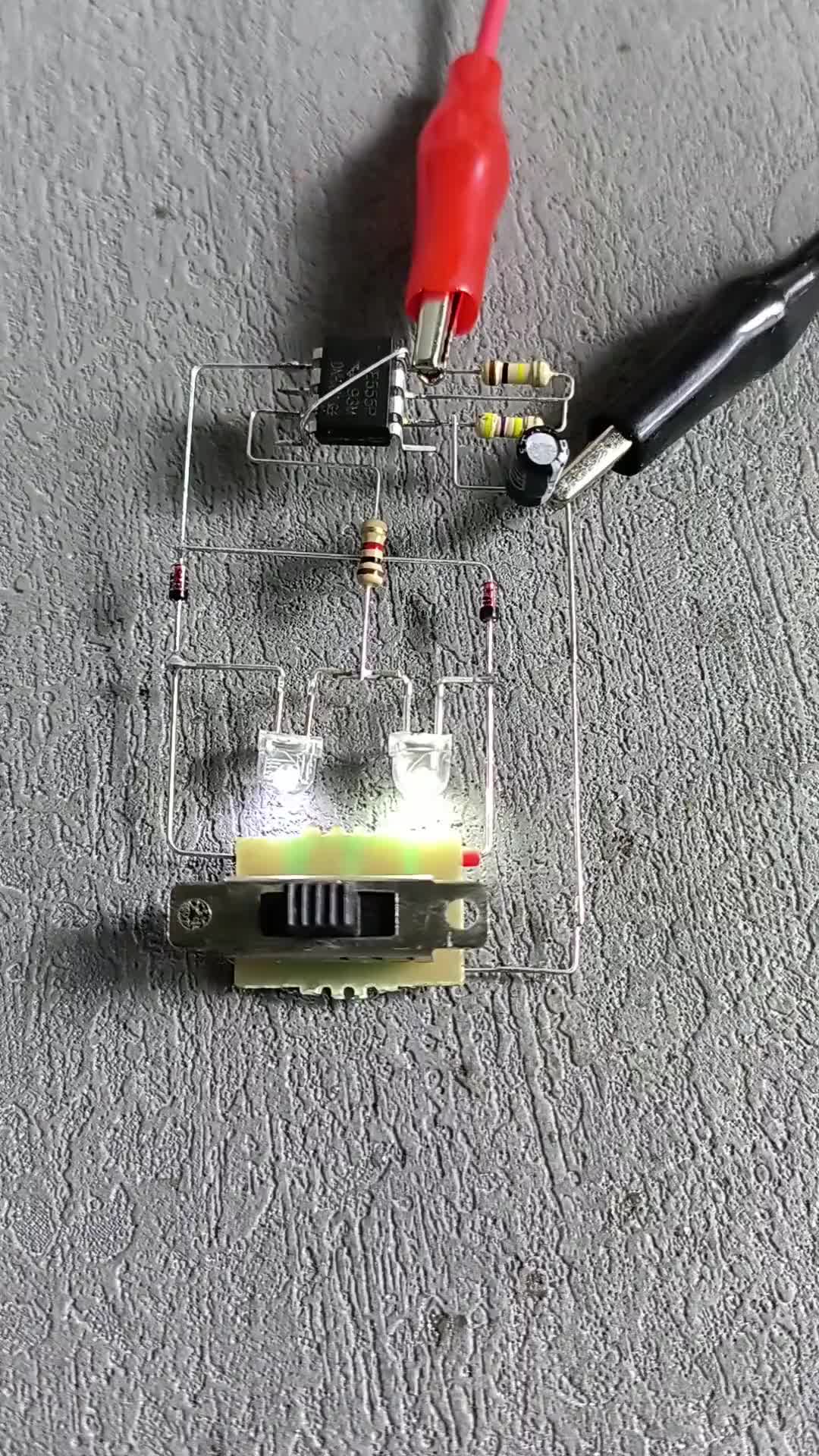 #硬聲創作季  #電子DIY  用ne555制作了一個汽車轉向燈，加雙閃燈