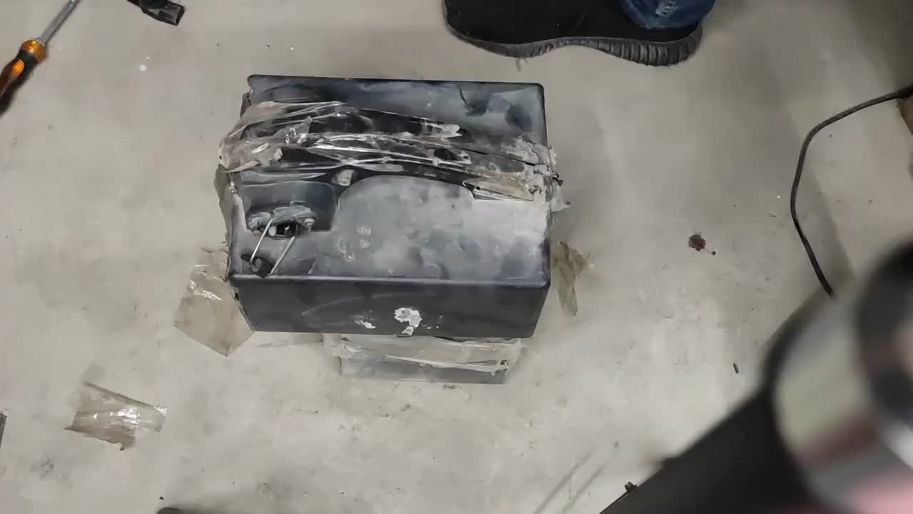 #硬聲創(chuàng)作季  #維修 (轉）電動車很好電瓶盒子卻破爛不堪，那就15元解決它，工具也很簡單